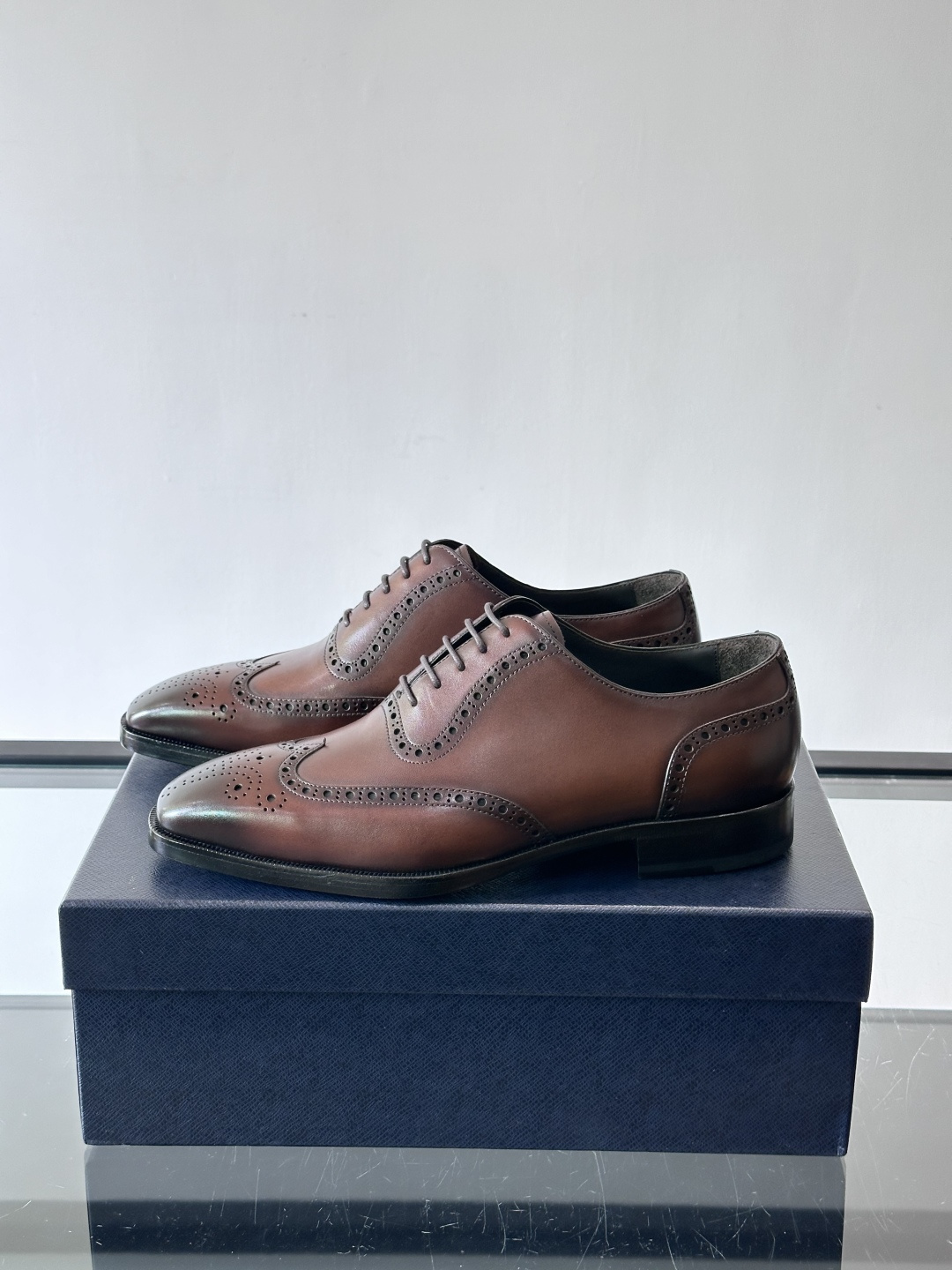 Prada普拉达高端真皮大底正装皮鞋，采用进口牛皮鞋面 柔软有型，手工改色工艺，低调奢华气质，舒适透气版