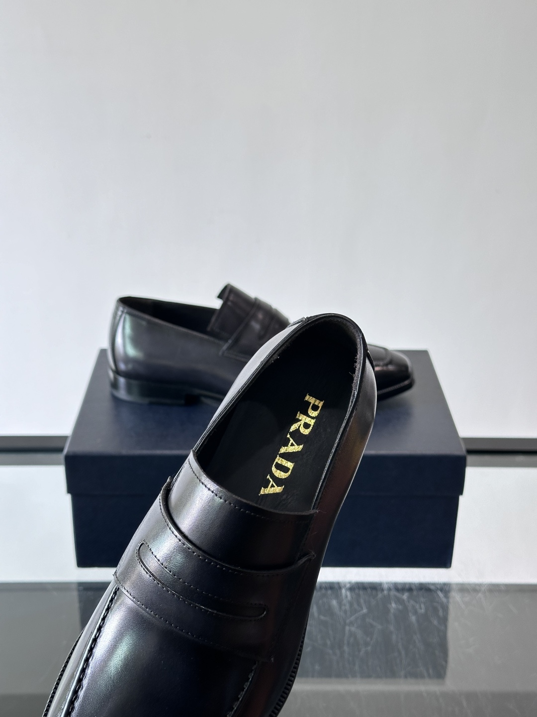 Prada普拉达高端真皮大底正装皮鞋，采用进口牛皮鞋面 柔软有型，手工改色工艺，低调奢华气质，舒适透气版