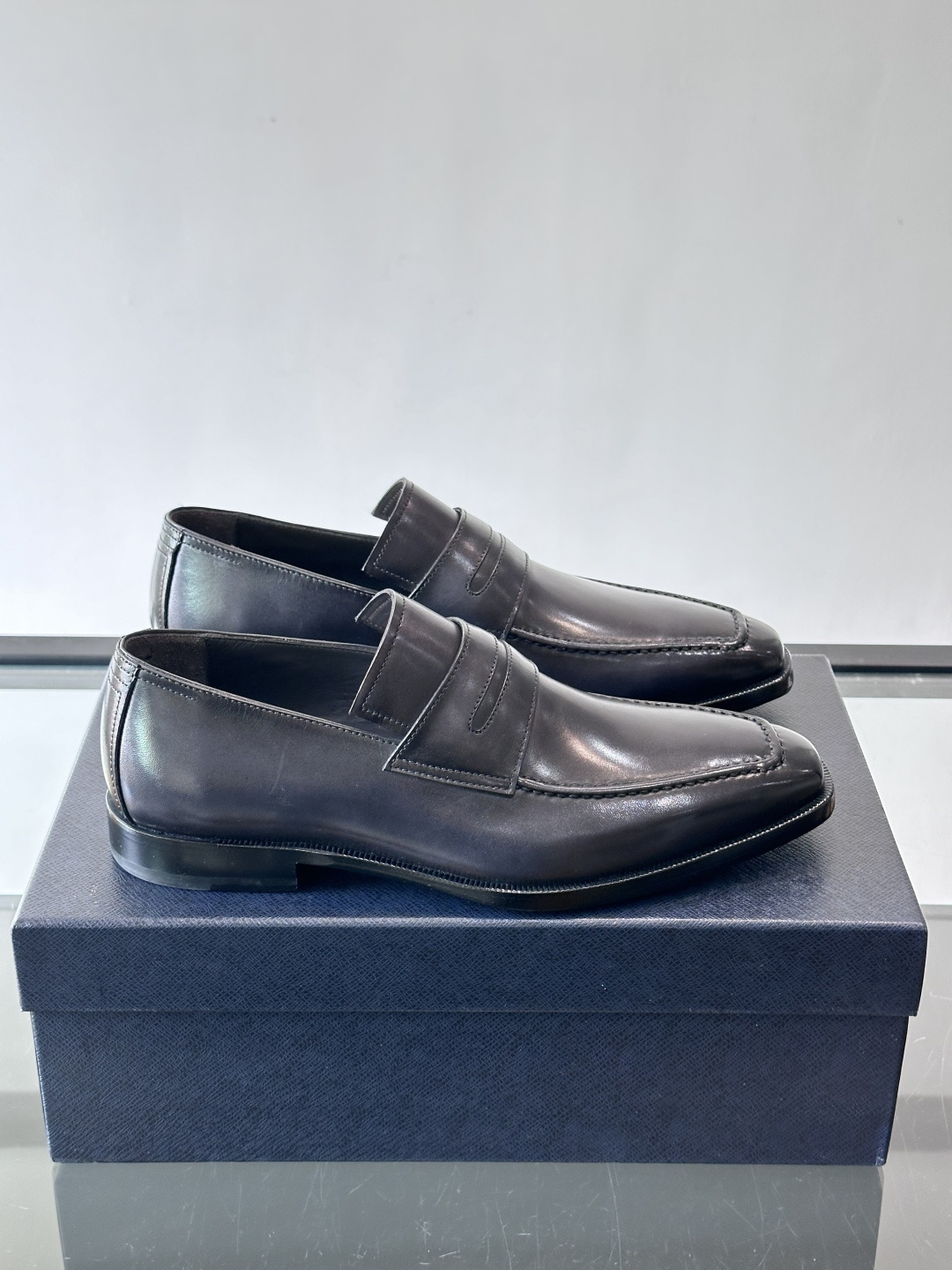 Prada普拉达高端真皮大底正装皮鞋，采用进口牛皮鞋面 柔软有型，手工改色工艺，低调奢华气质，舒适透气版