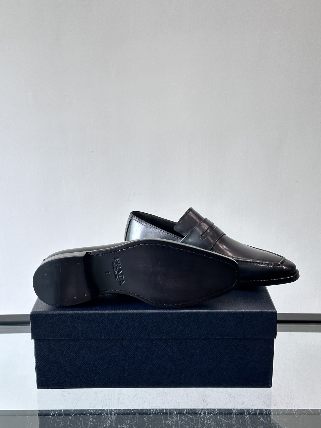 Prada普拉达高端真皮大底正装皮鞋，采用进口牛皮鞋面 柔软有型，手工改色工艺，低调奢华气质，舒适透气版