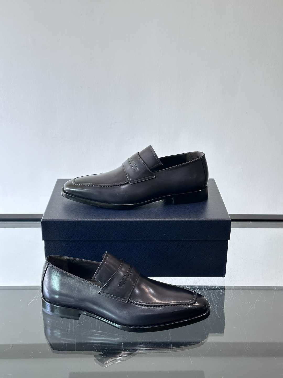 Prada普拉达高端真皮大底正装皮鞋，采用进口牛皮鞋面 柔软有型，手工改色工艺，低调奢华气质，舒适透气版