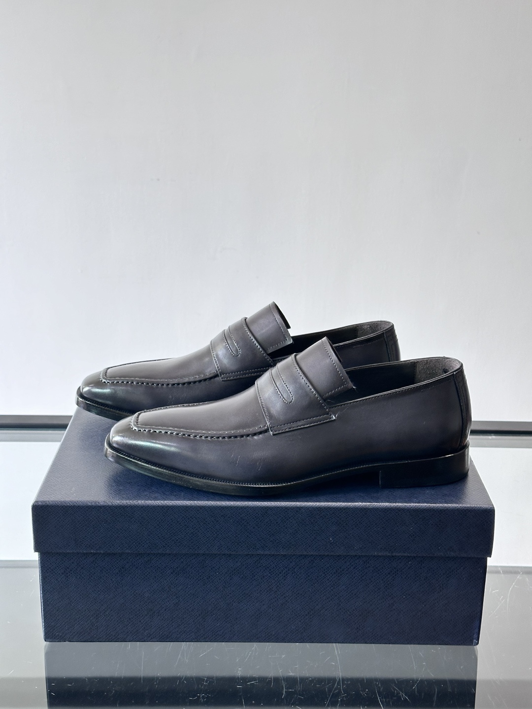 Prada普拉达高端真皮大底正装皮鞋，采用进口牛皮鞋面 柔软有型，手工改色工艺，低调奢华气质，舒适透气版