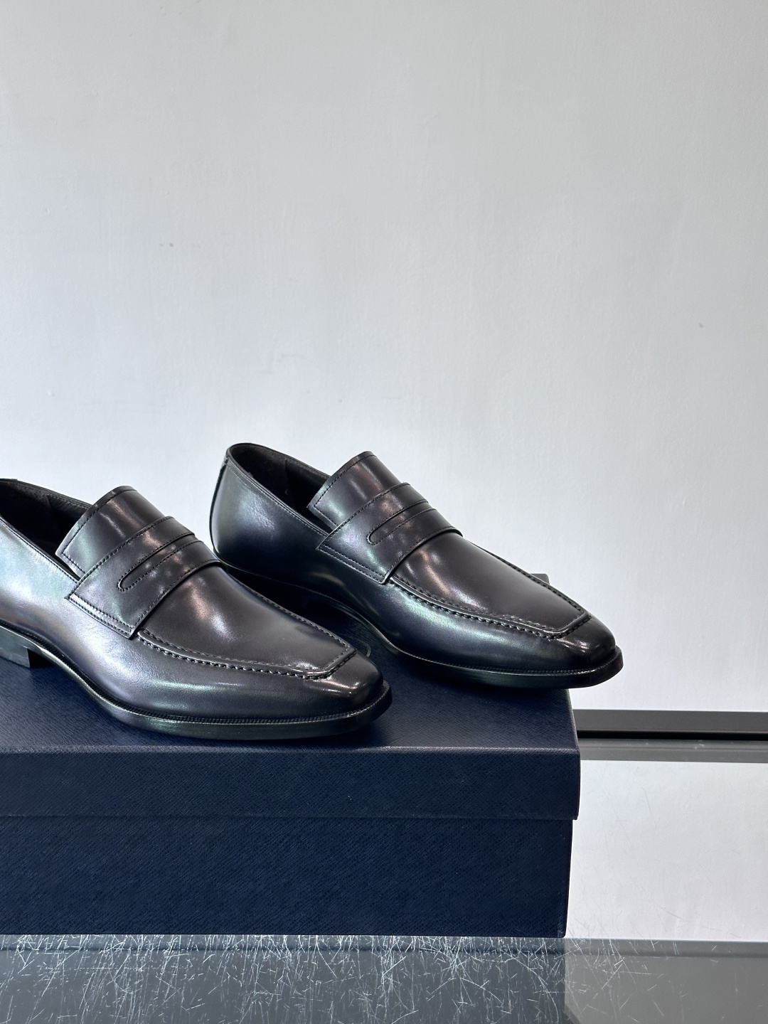 Prada普拉达高端真皮大底正装皮鞋，采用进口牛皮鞋面 柔软有型，手工改色工艺，低调奢华气质，舒适透气版