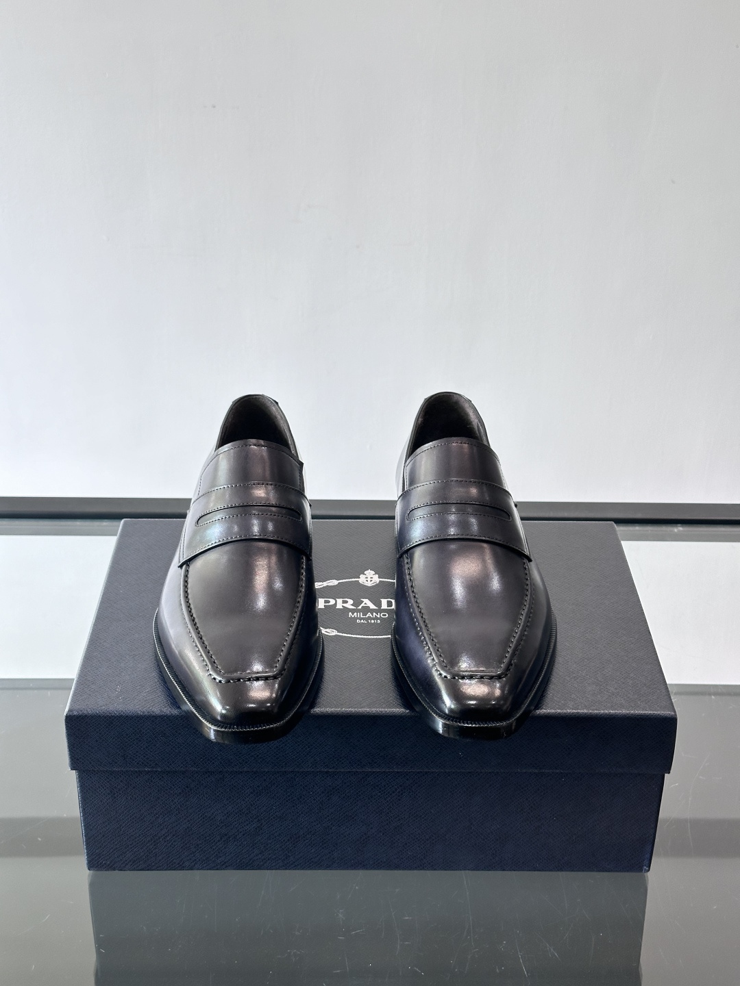 Prada普拉达高端真皮大底正装皮鞋，采用进口牛皮鞋面 柔软有型，手工改色工艺，低调奢华气质，舒适透气版