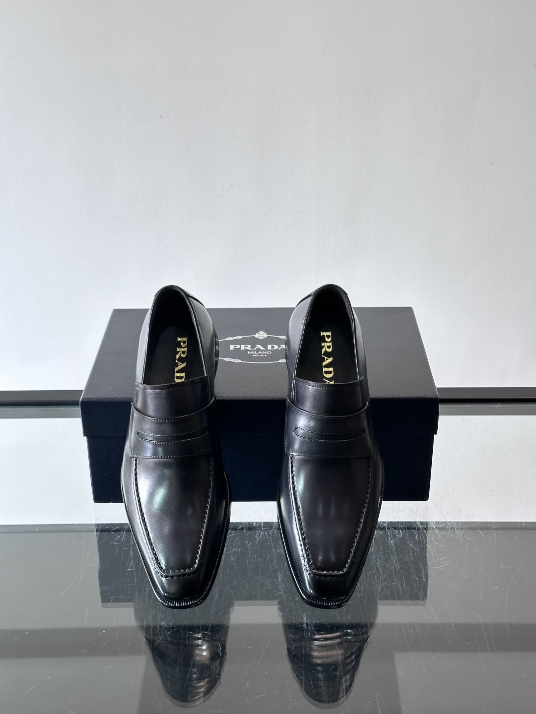 Prada普拉达高端真皮大底正装皮鞋，采用进口牛皮鞋面 柔软有型，手工改色工艺，低调奢华气质，舒适透气版
