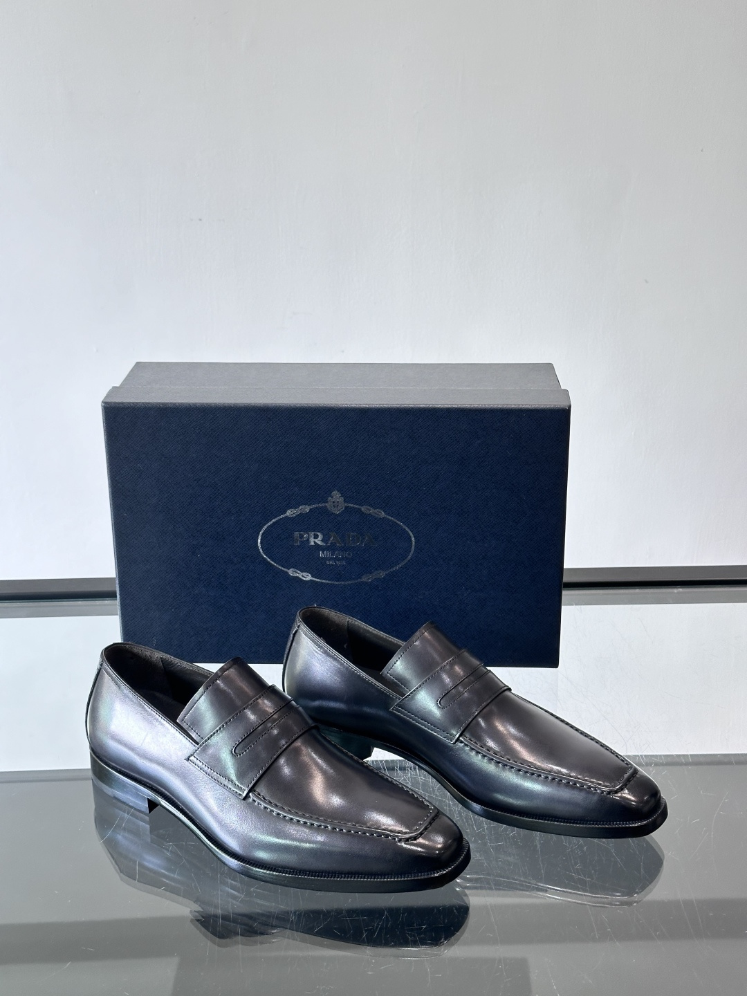 Prada普拉达高端真皮大底正装皮鞋，采用进口牛皮鞋面 柔软有型，手工改色工艺，低调奢华气质，舒适透气版