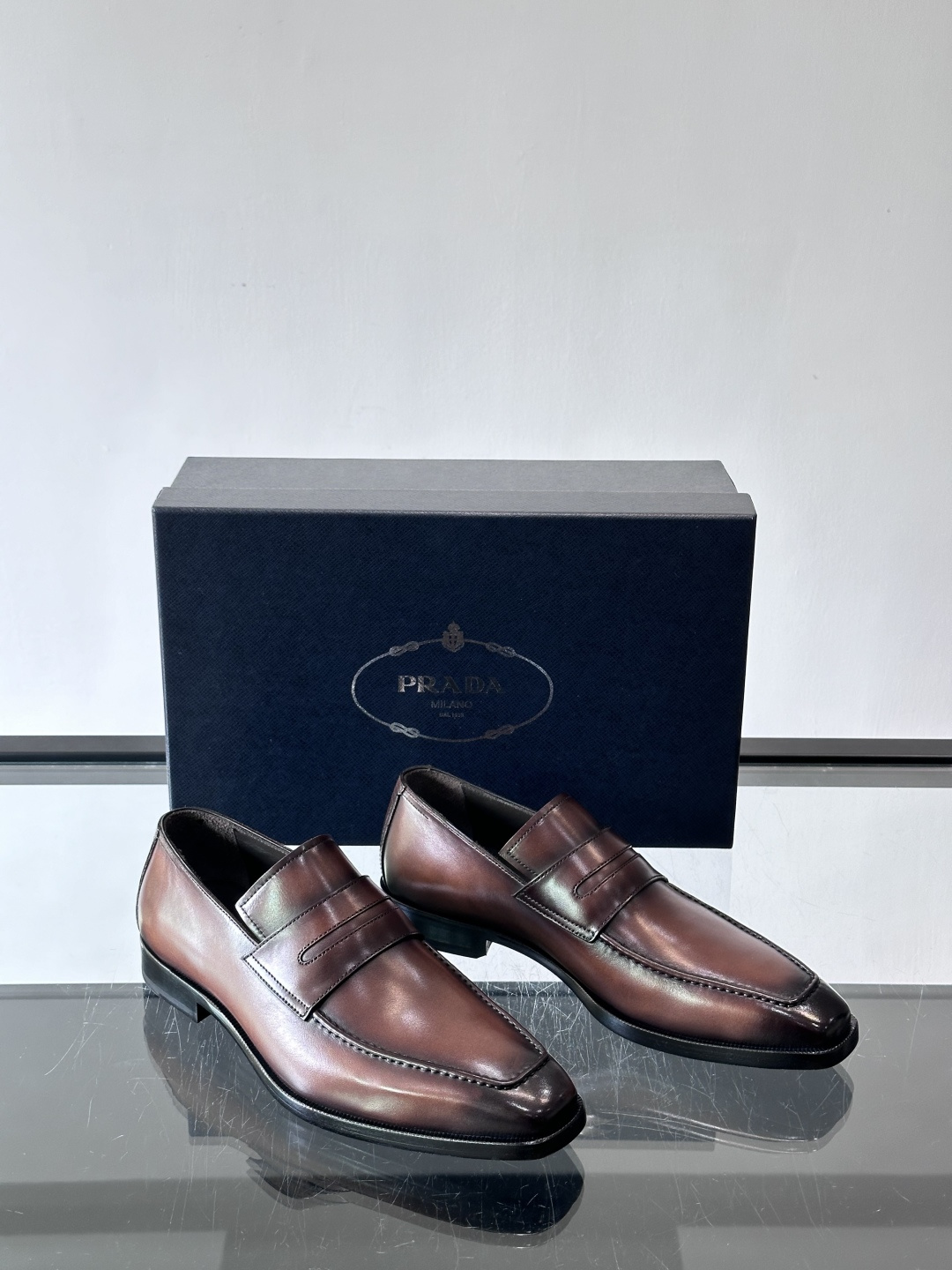 Prada普拉达高端真皮大底正装皮鞋，采用进口牛皮鞋面 柔软有型，手工改色工艺，低调奢华气质，舒适透气版