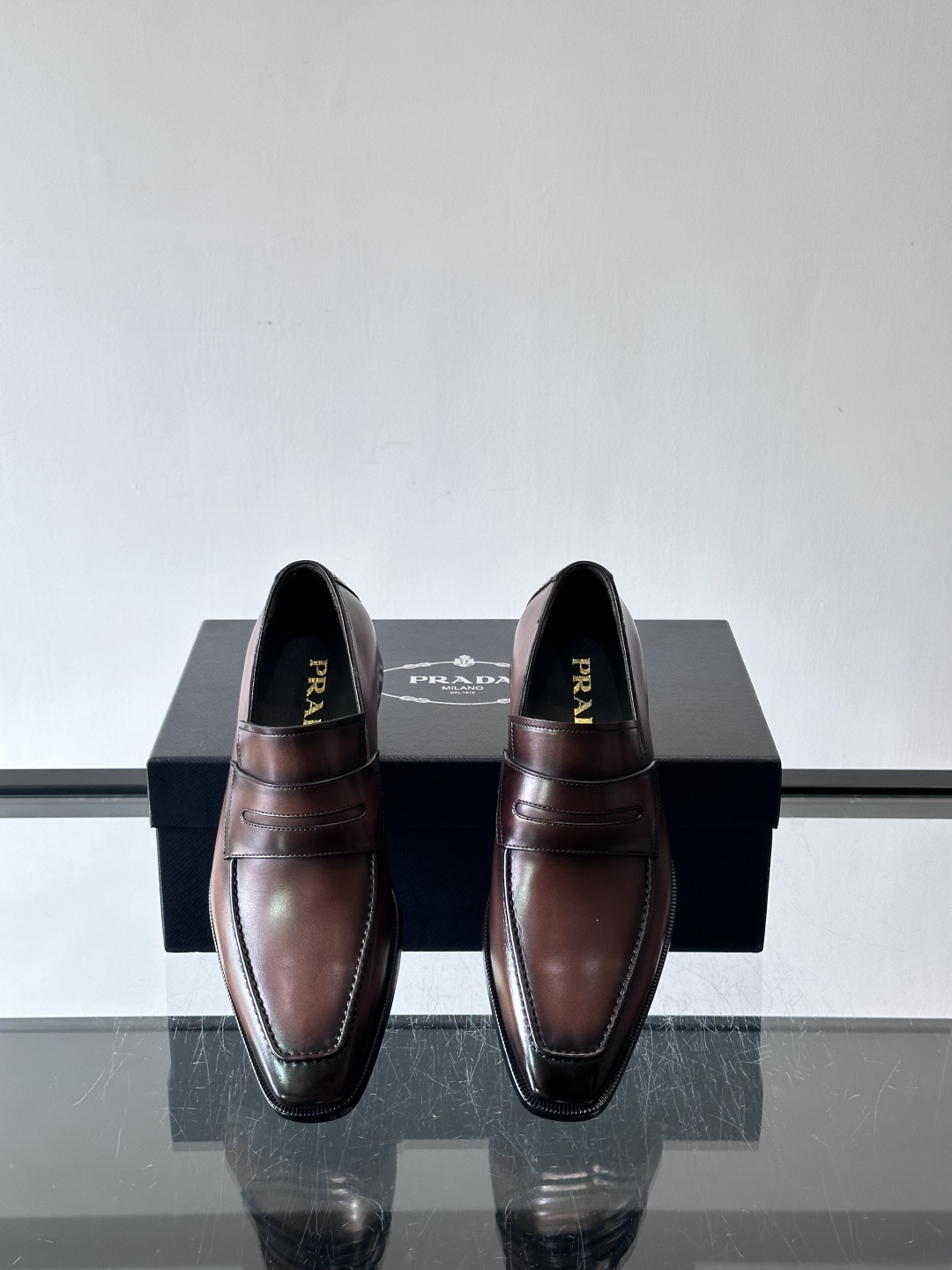 Prada普拉达高端真皮大底正装皮鞋，采用进口牛皮鞋面 柔软有型，手工改色工艺，低调奢华气质，舒适透气版