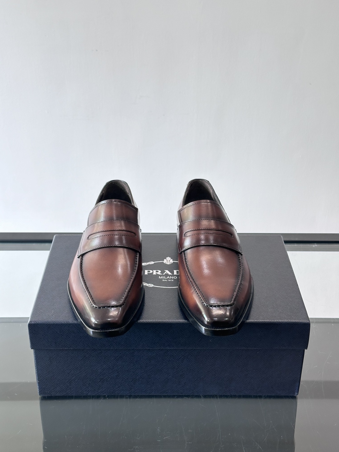 Prada普拉达高端真皮大底正装皮鞋，采用进口牛皮鞋面 柔软有型，手工改色工艺，低调奢华气质，舒适透气版