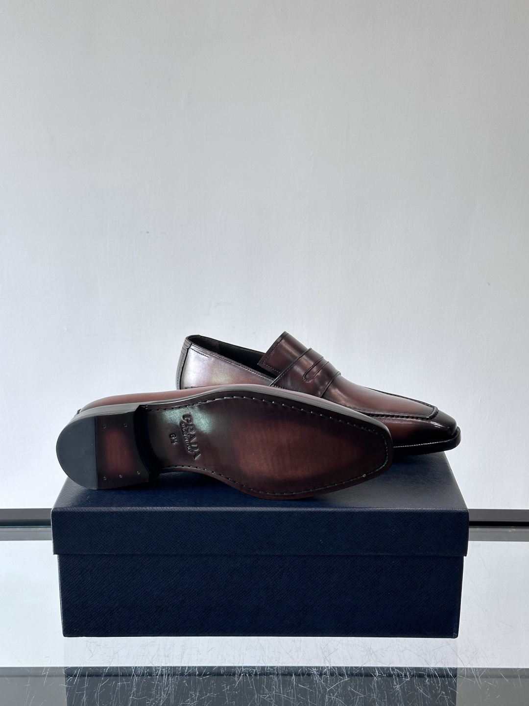 Prada普拉达高端真皮大底正装皮鞋，采用进口牛皮鞋面 柔软有型，手工改色工艺，低调奢华气质，舒适透气版