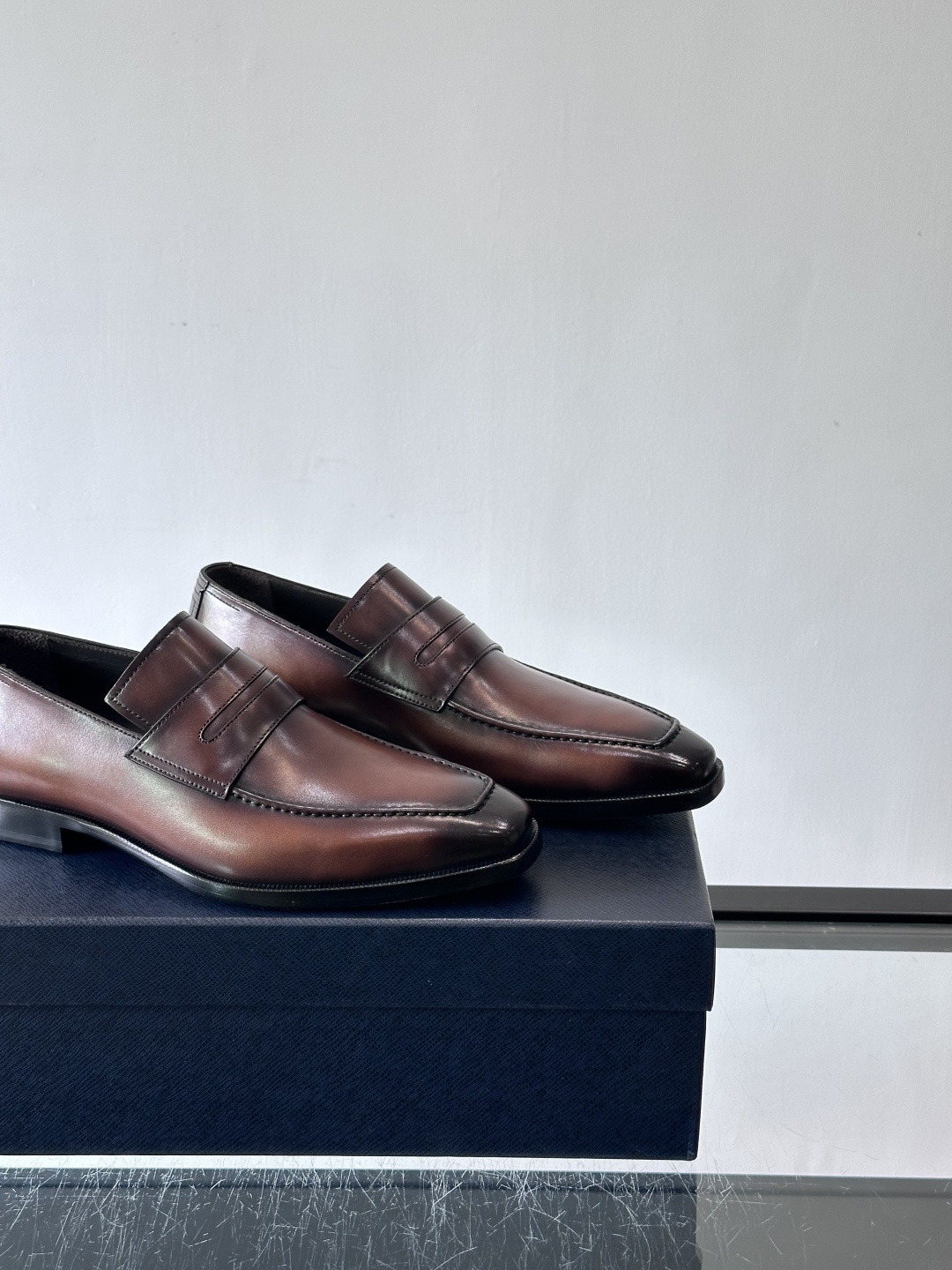 Prada普拉达高端真皮大底正装皮鞋，采用进口牛皮鞋面 柔软有型，手工改色工艺，低调奢华气质，舒适透气版