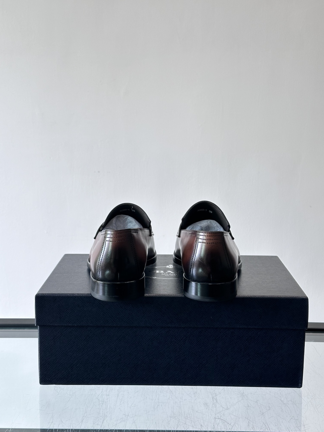 Prada普拉达高端真皮大底正装皮鞋，采用进口牛皮鞋面 柔软有型，手工改色工艺，低调奢华气质，舒适透气版