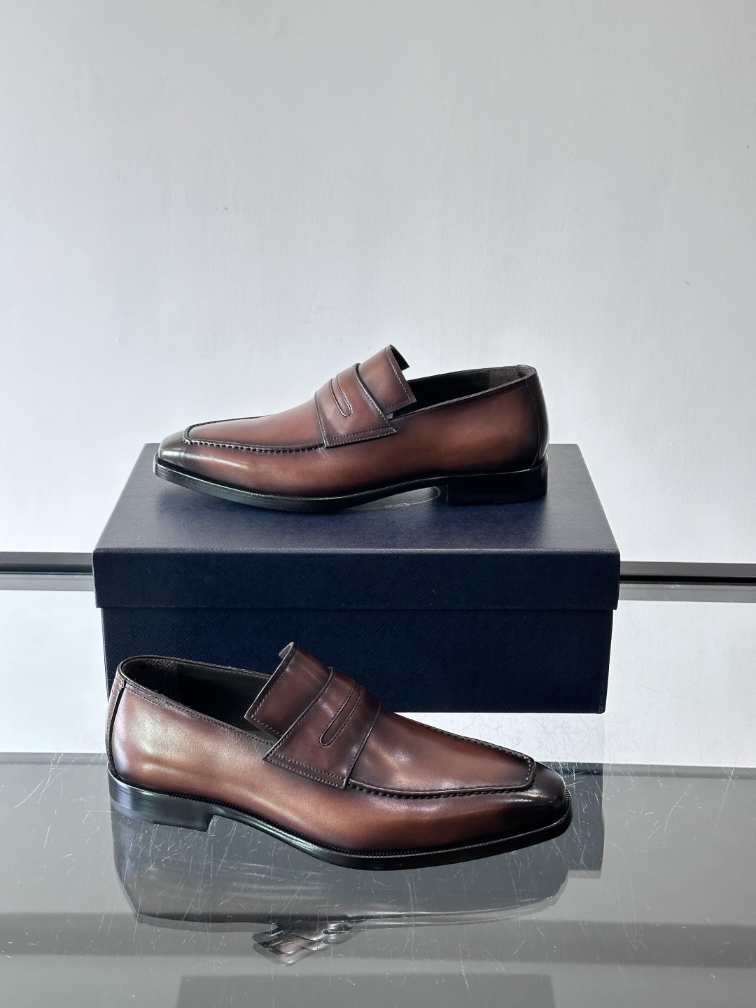 Prada普拉达高端真皮大底正装皮鞋，采用进口牛皮鞋面 柔软有型，手工改色工艺，低调奢华气质，舒适透气版