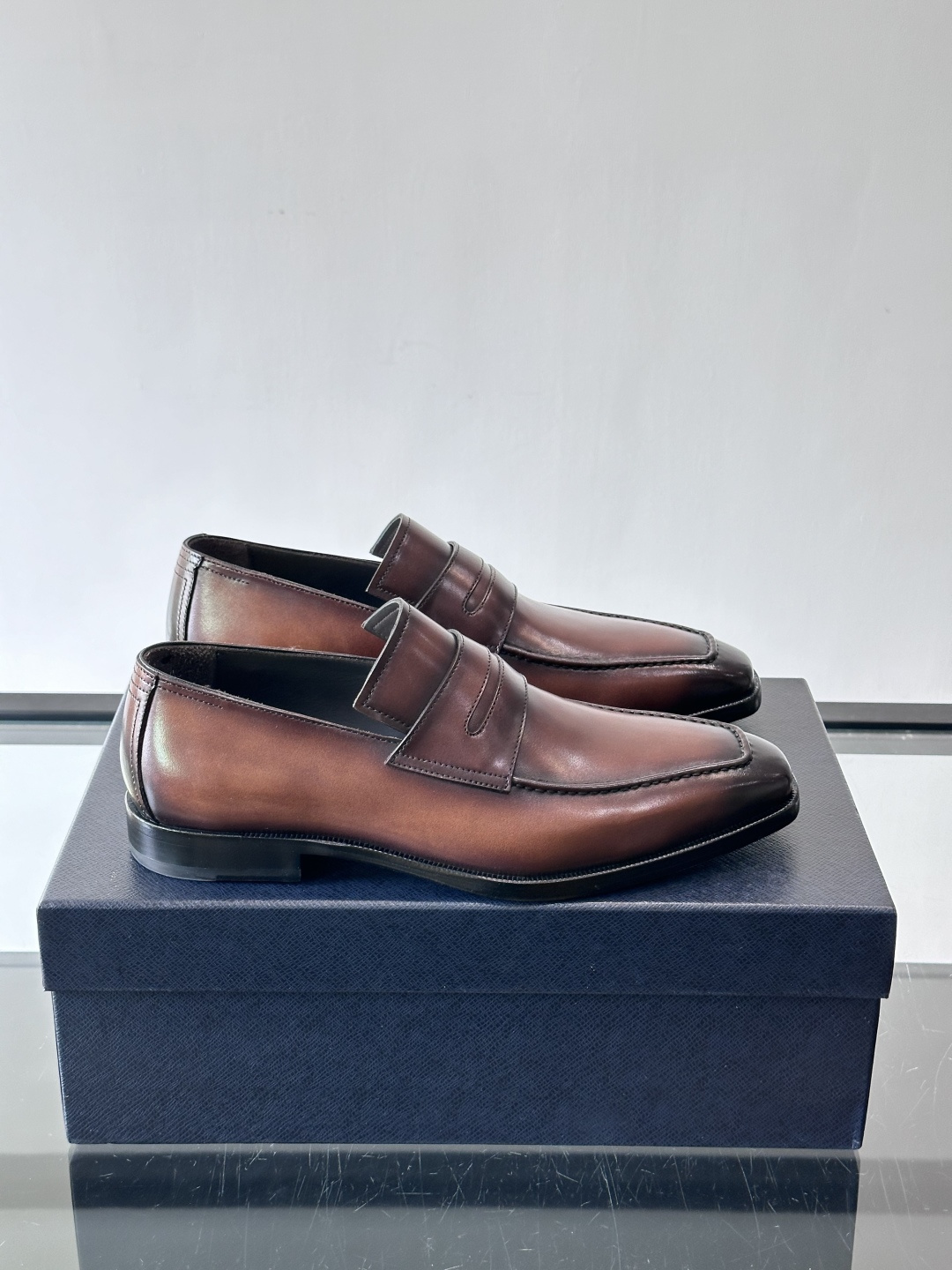 Prada普拉达高端真皮大底正装皮鞋，采用进口牛皮鞋面 柔软有型，手工改色工艺，低调奢华气质，舒适透气版