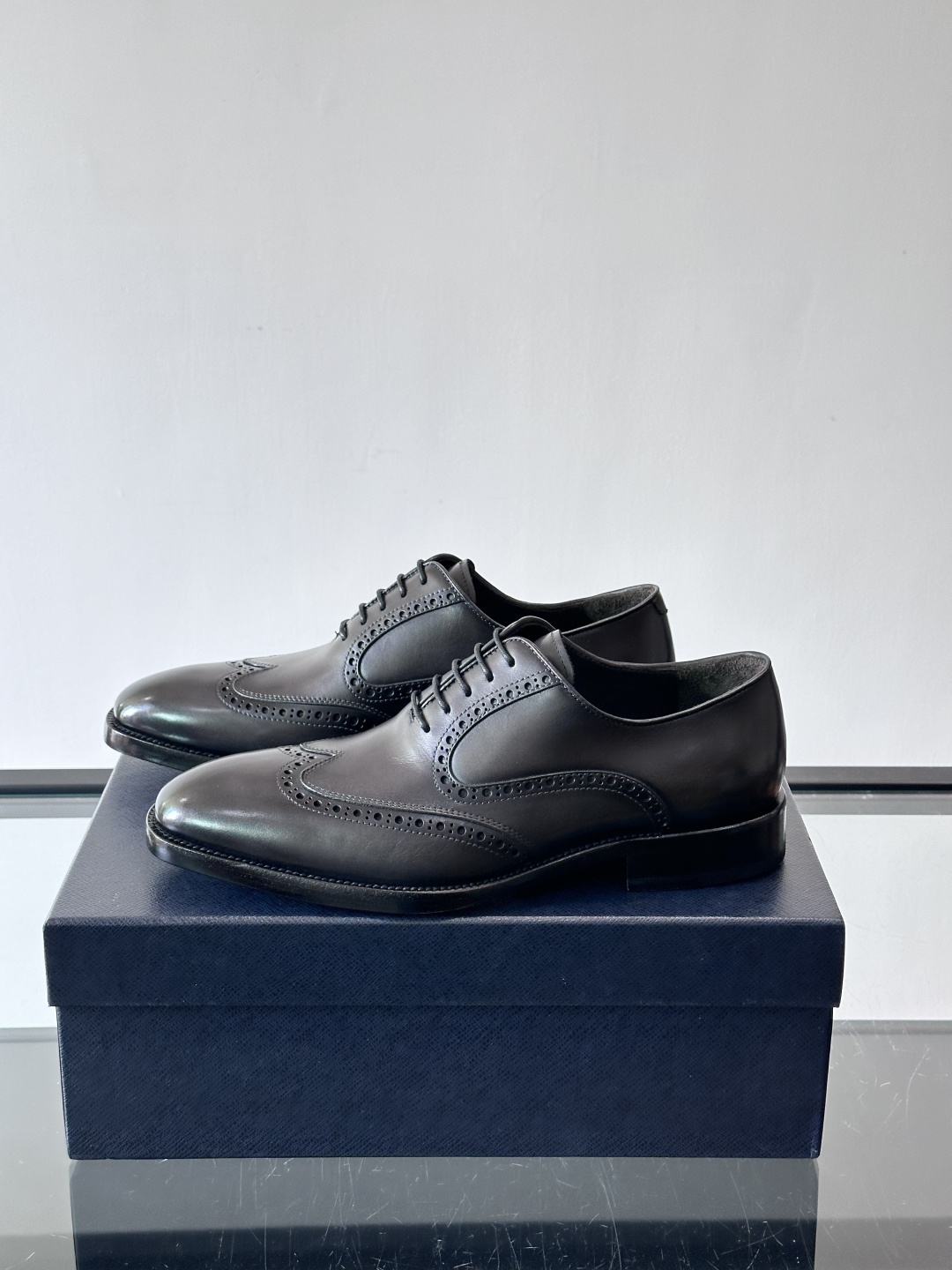 Prada普拉达高端真皮大底正装皮鞋，采用进口牛皮鞋面 柔软有型，手工改色工艺，低调奢华气质，舒适透气版