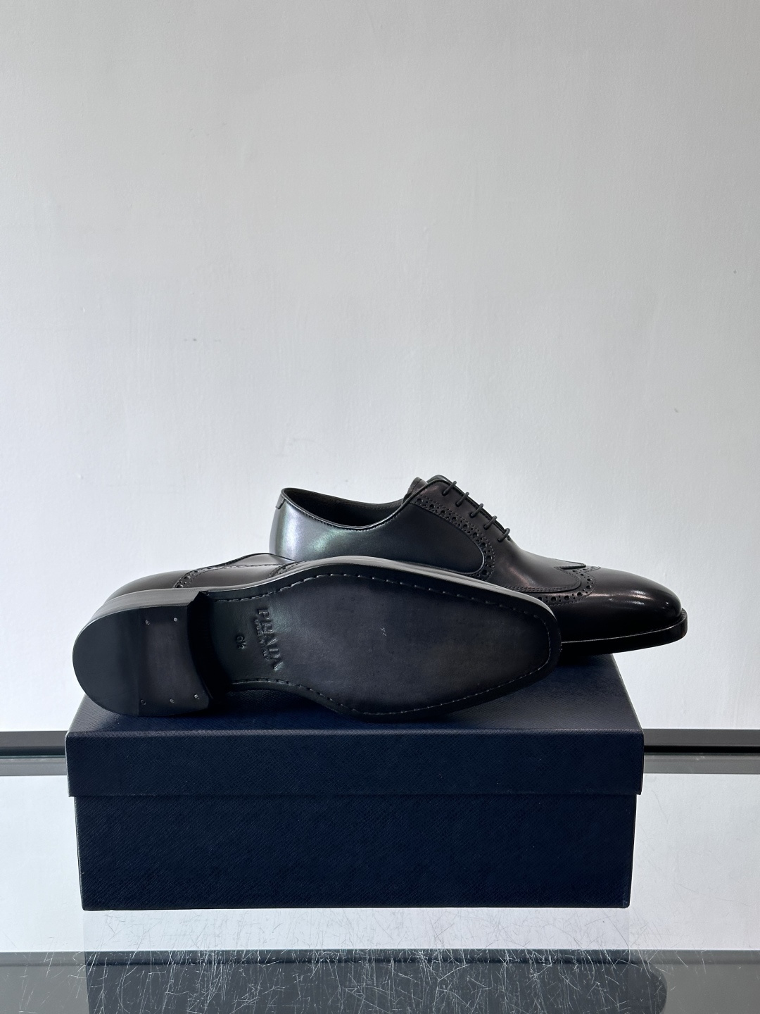 Prada普拉达高端真皮大底正装皮鞋，采用进口牛皮鞋面 柔软有型，手工改色工艺，低调奢华气质，舒适透气版