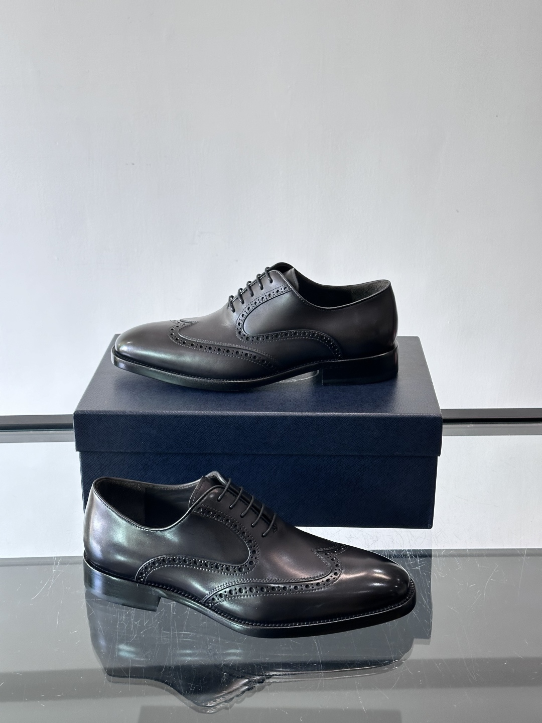 Prada普拉达高端真皮大底正装皮鞋，采用进口牛皮鞋面 柔软有型，手工改色工艺，低调奢华气质，舒适透气版