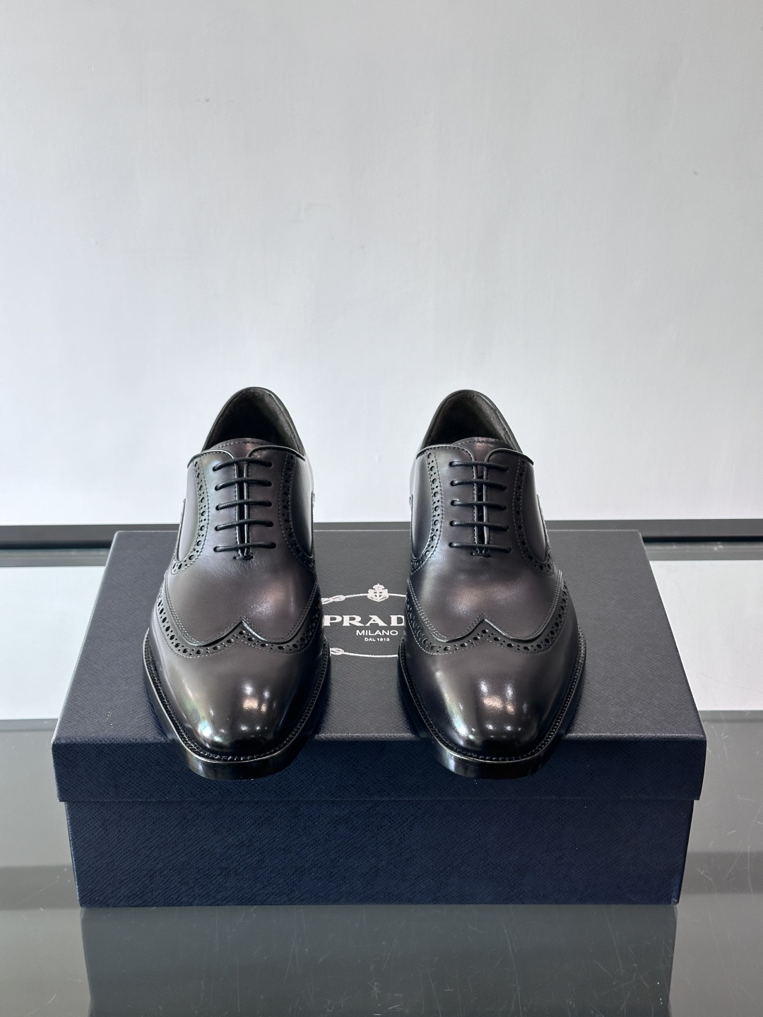 Prada普拉达高端真皮大底正装皮鞋，采用进口牛皮鞋面 柔软有型，手工改色工艺，低调奢华气质，舒适透气版