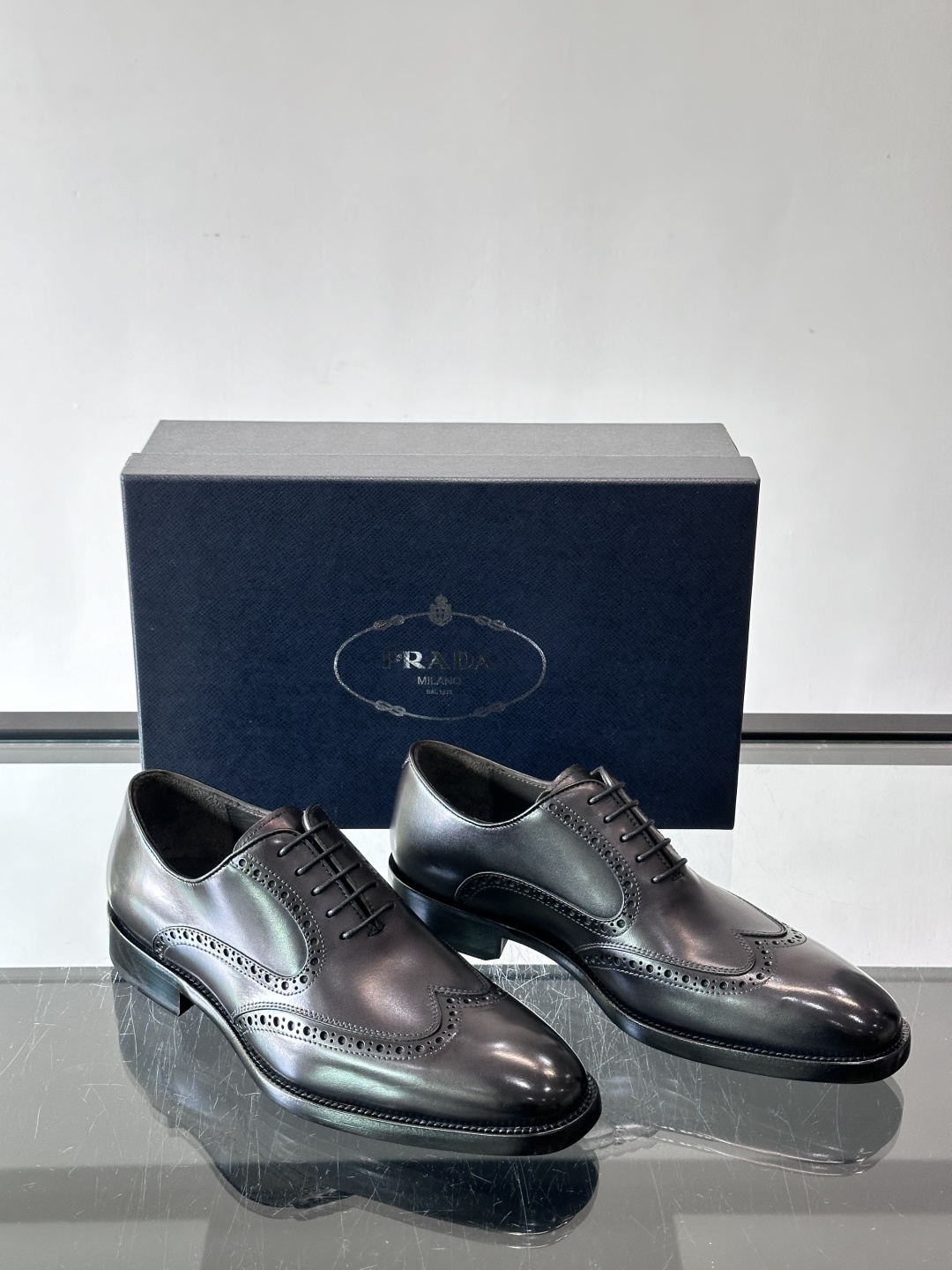 Prada普拉达高端真皮大底正装皮鞋，采用进口牛皮鞋面 柔软有型，手工改色工艺，低调奢华气质，舒适透气版