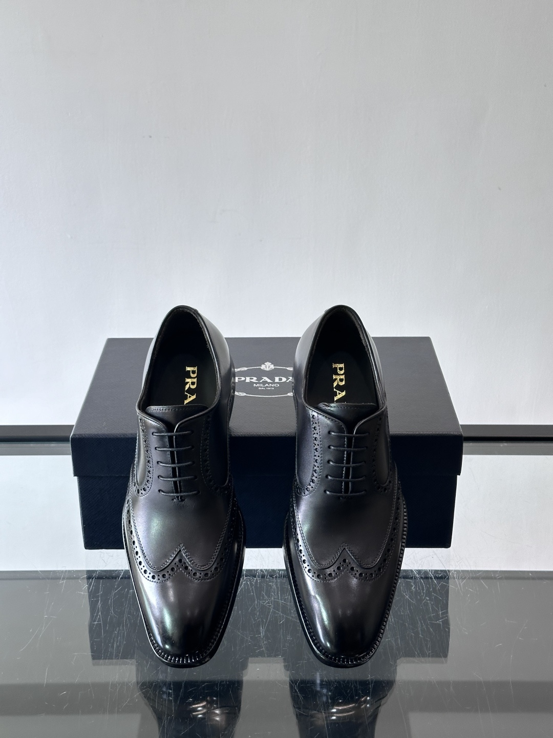 Prada普拉达高端真皮大底正装皮鞋，采用进口牛皮鞋面 柔软有型，手工改色工艺，低调奢华气质，舒适透气版