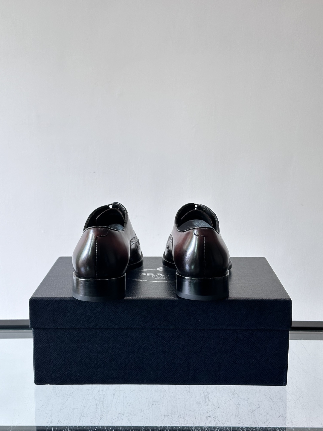 Prada普拉达高端真皮大底正装皮鞋，采用进口牛皮鞋面 柔软有型，手工改色工艺，低调奢华气质，舒适透气版