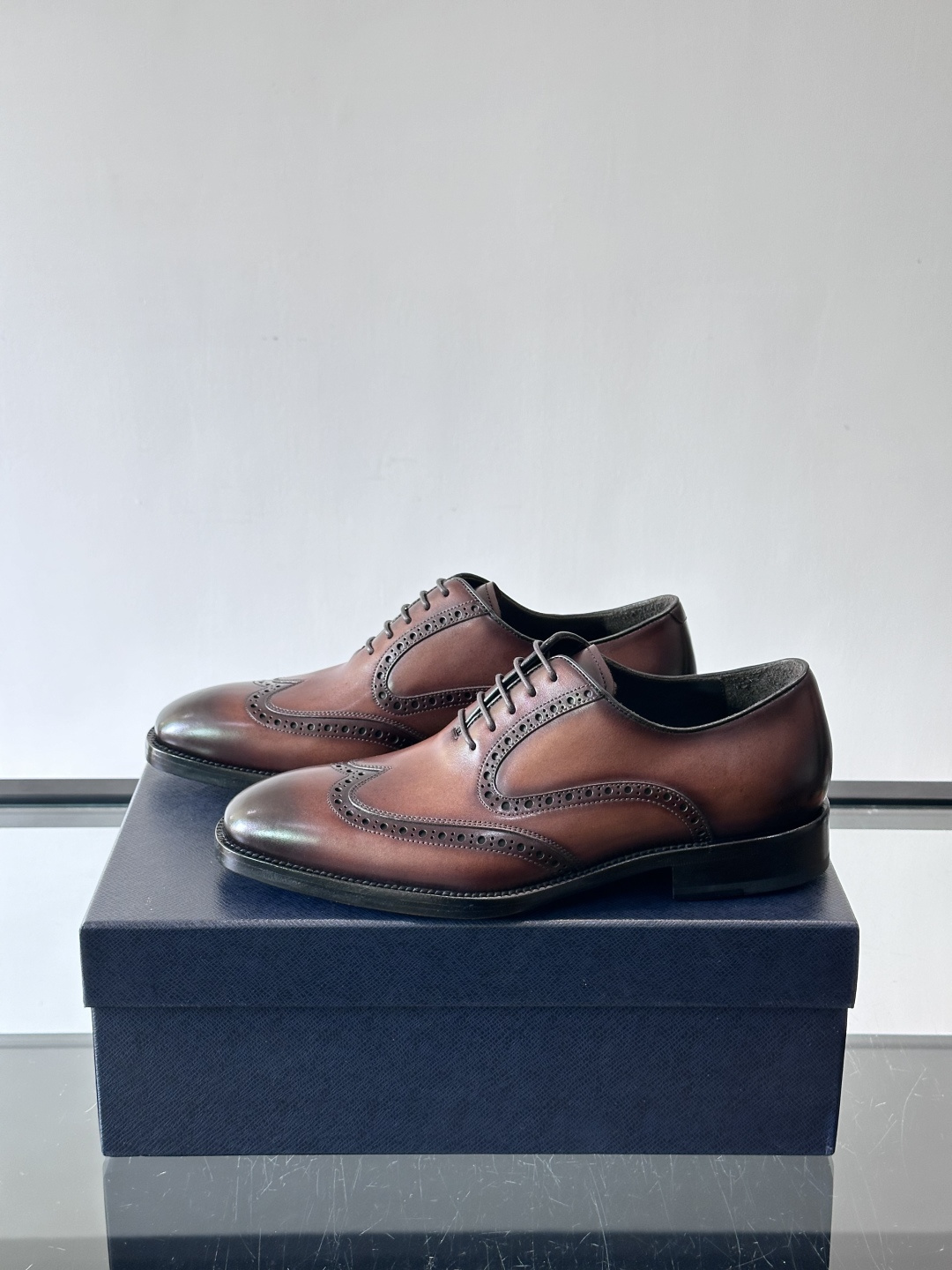 Prada普拉达高端真皮大底正装皮鞋，采用进口牛皮鞋面 柔软有型，手工改色工艺，低调奢华气质，舒适透气版