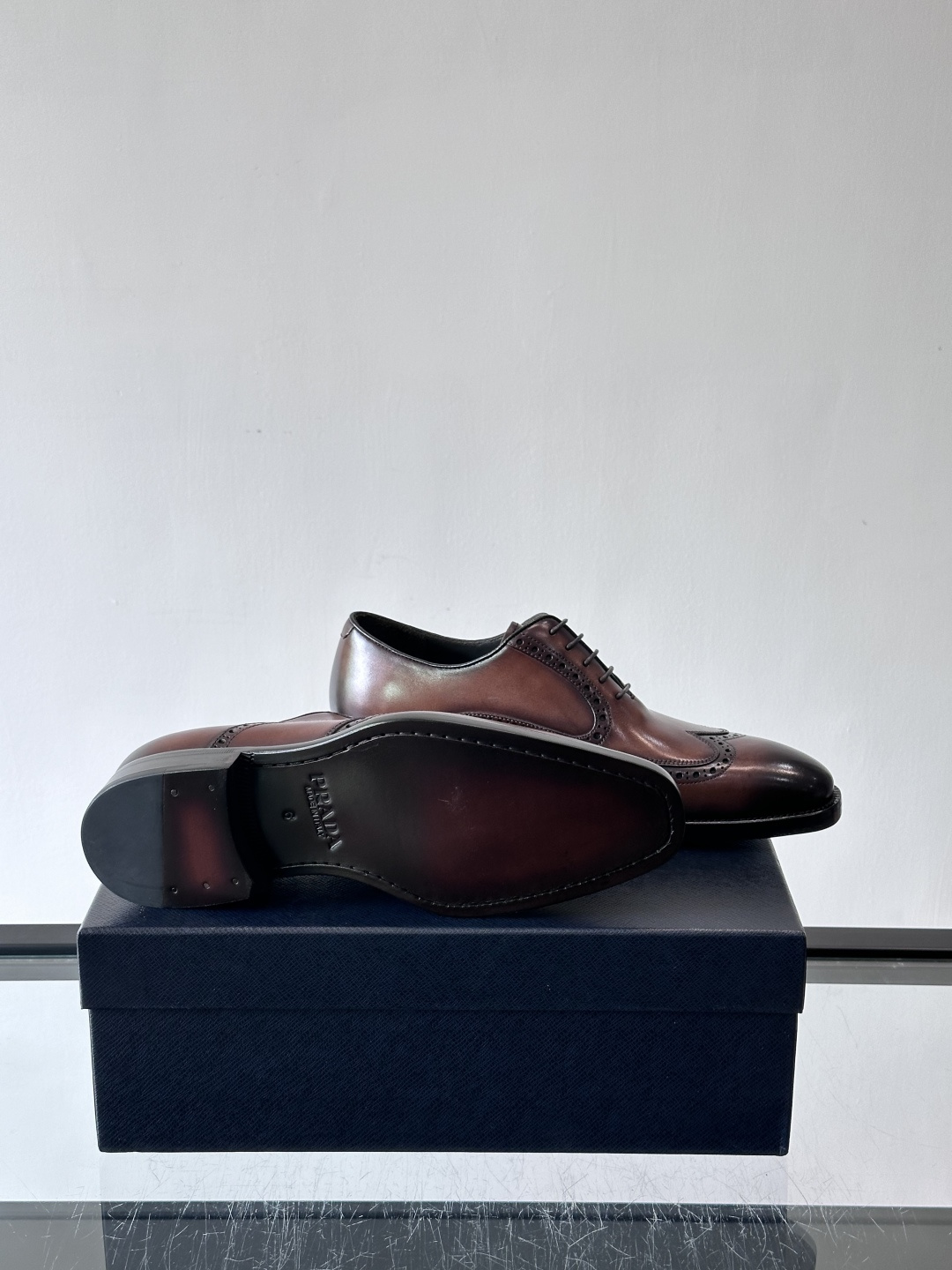 Prada普拉达高端真皮大底正装皮鞋，采用进口牛皮鞋面 柔软有型，手工改色工艺，低调奢华气质，舒适透气版