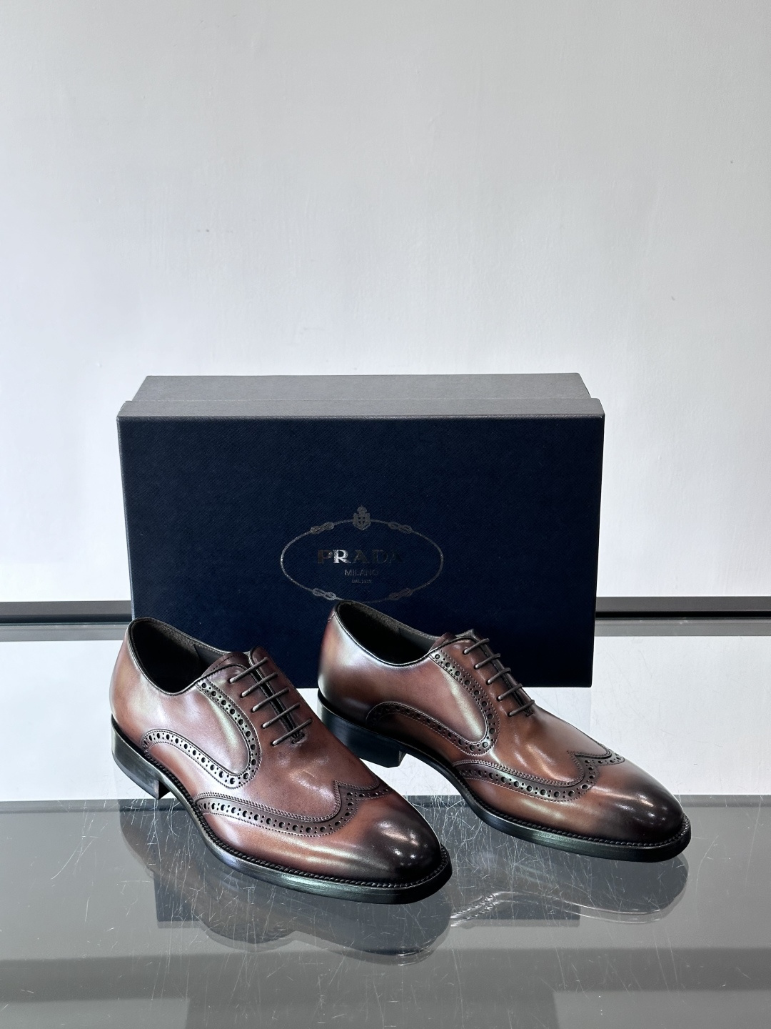 Prada普拉达高端真皮大底正装皮鞋，采用进口牛皮鞋面 柔软有型，手工改色工艺，低调奢华气质，舒适透气版