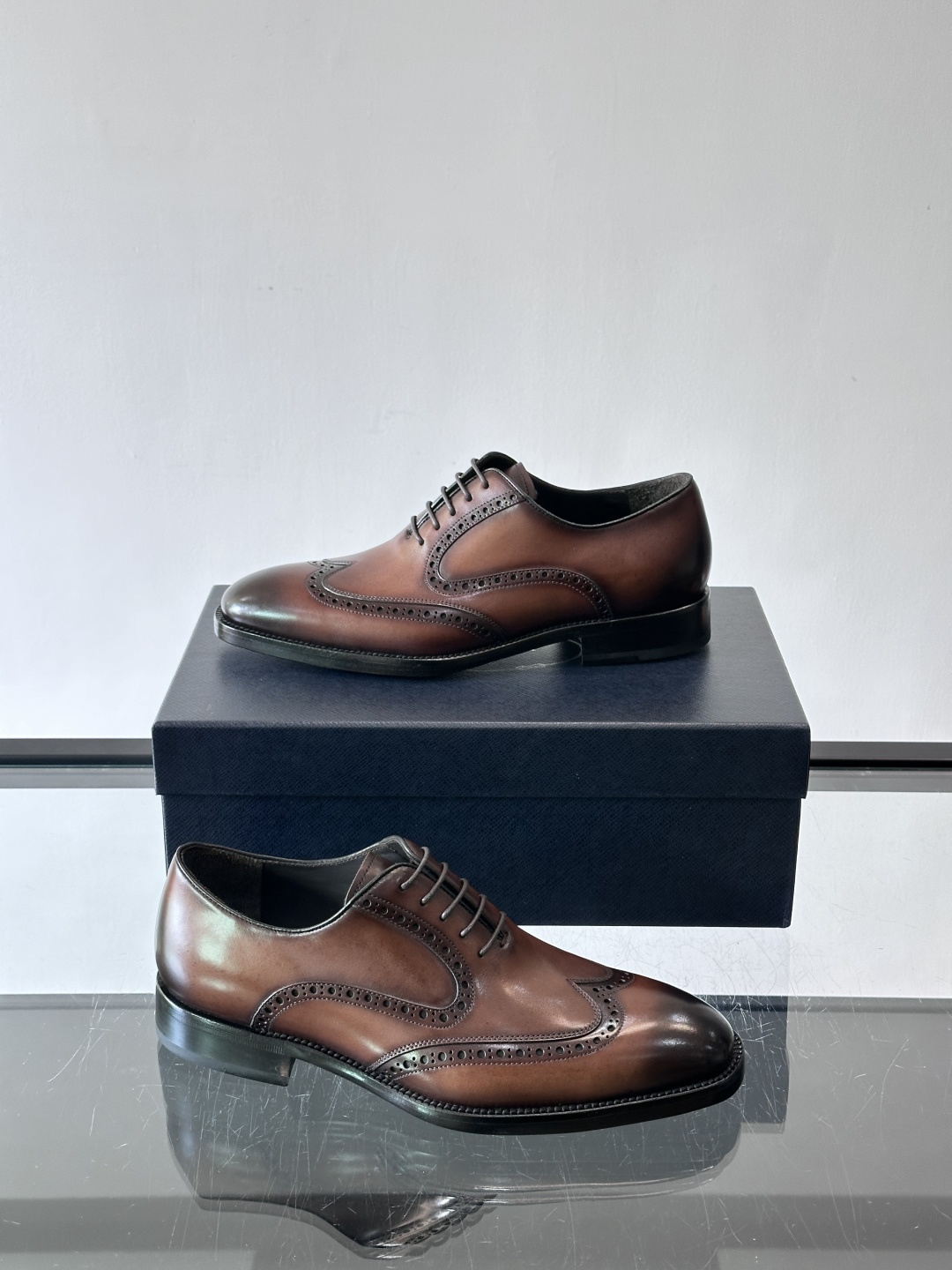 Prada普拉达高端真皮大底正装皮鞋，采用进口牛皮鞋面 柔软有型，手工改色工艺，低调奢华气质，舒适透气版