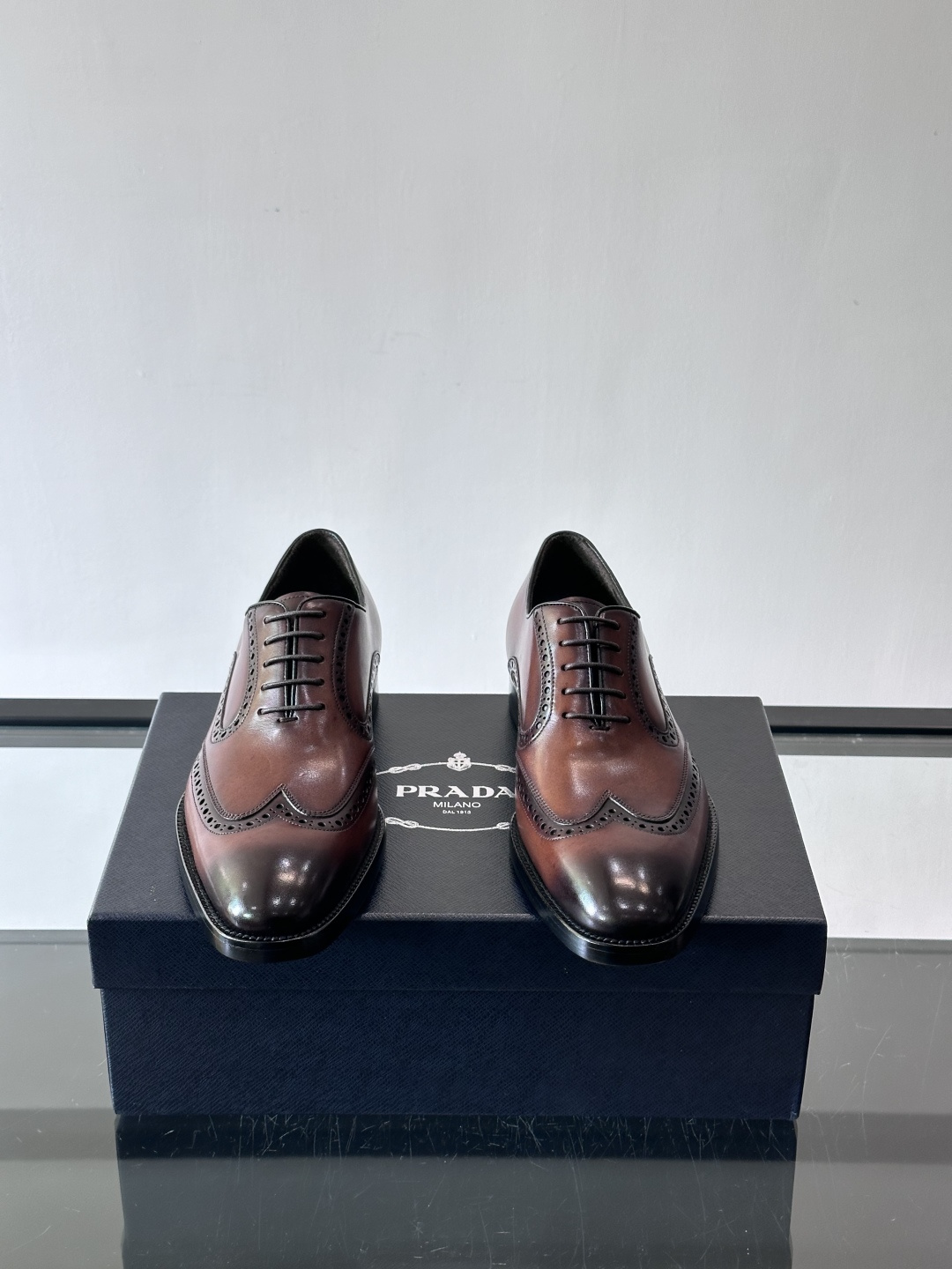 Prada普拉达高端真皮大底正装皮鞋，采用进口牛皮鞋面 柔软有型，手工改色工艺，低调奢华气质，舒适透气版