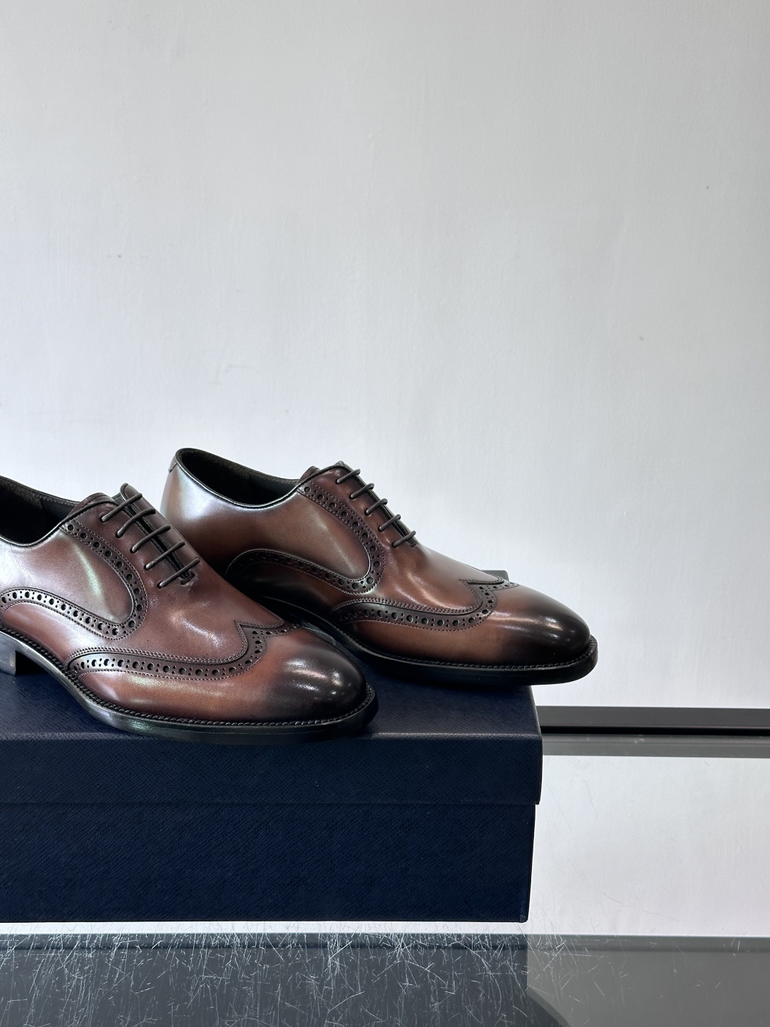 Prada普拉达高端真皮大底正装皮鞋，采用进口牛皮鞋面 柔软有型，手工改色工艺，低调奢华气质，舒适透气版