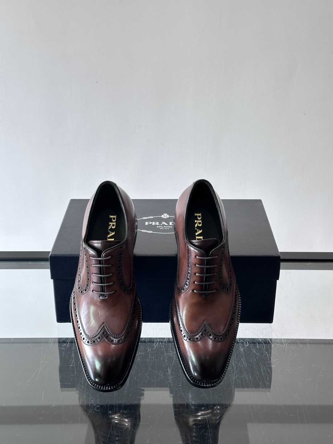 Prada普拉达高端真皮大底正装皮鞋，采用进口牛皮鞋面 柔软有型，手工改色工艺，低调奢华气质，舒适透气版