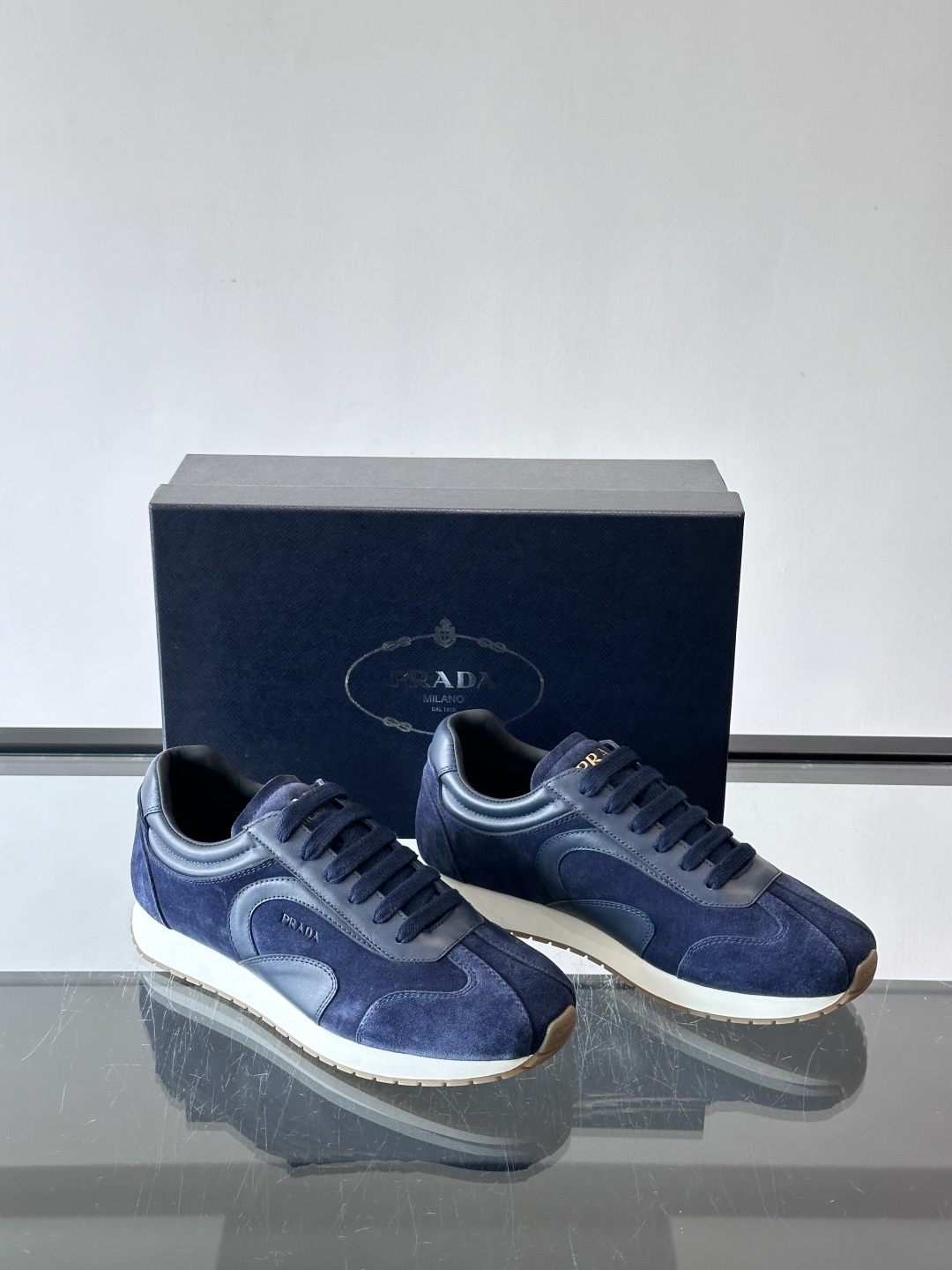 👟Prada这款拼接运动鞋，采用麂皮➕牛革，简约又有质感。侧面Logo超有辨识度✨，厚底橡胶鞋底，穿着舒