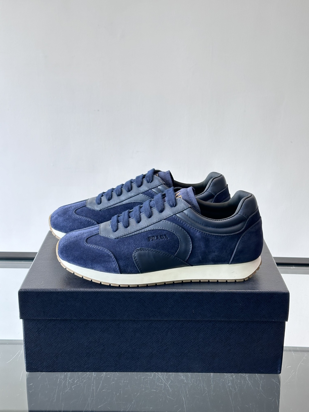 👟Prada这款拼接运动鞋，采用麂皮➕牛革，简约又有质感。侧面Logo超有辨识度✨，厚底橡胶鞋底，穿着舒