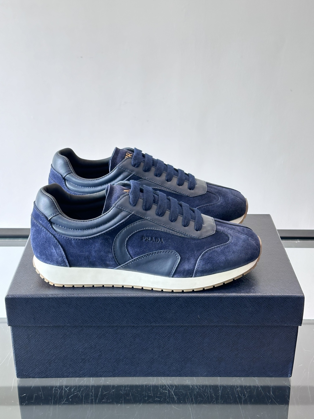 👟Prada这款拼接运动鞋，采用麂皮➕牛革，简约又有质感。侧面Logo超有辨识度✨，厚底橡胶鞋底，穿着舒