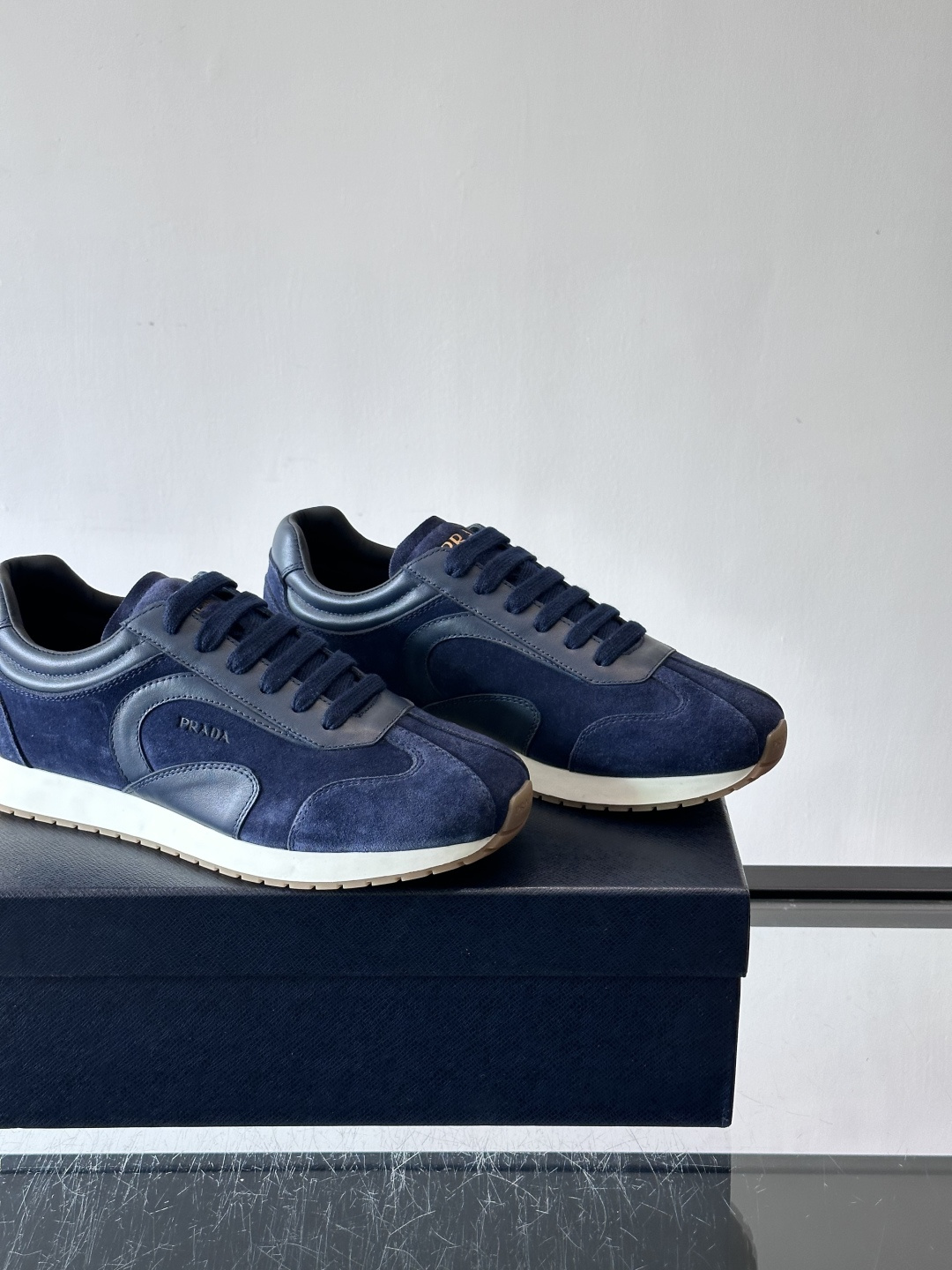 👟Prada这款拼接运动鞋，采用麂皮➕牛革，简约又有质感。侧面Logo超有辨识度✨，厚底橡胶鞋底，穿着舒