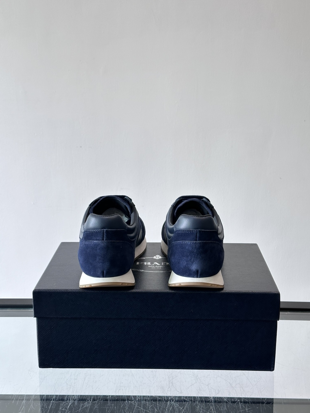 👟Prada这款拼接运动鞋，采用麂皮➕牛革，简约又有质感。侧面Logo超有辨识度✨，厚底橡胶鞋底，穿着舒