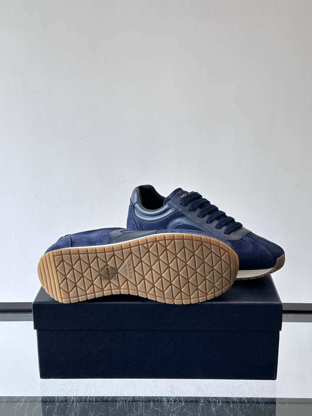 👟Prada这款拼接运动鞋，采用麂皮➕牛革，简约又有质感。侧面Logo超有辨识度✨，厚底橡胶鞋底，穿着舒