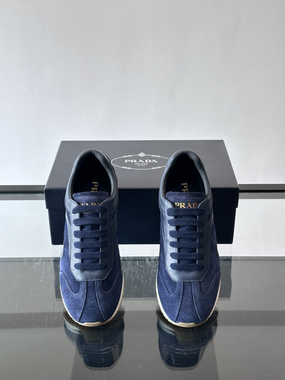 👟Prada这款拼接运动鞋，采用麂皮➕牛革，简约又有质感。侧面Logo超有辨识度✨，厚底橡胶鞋底，穿着舒