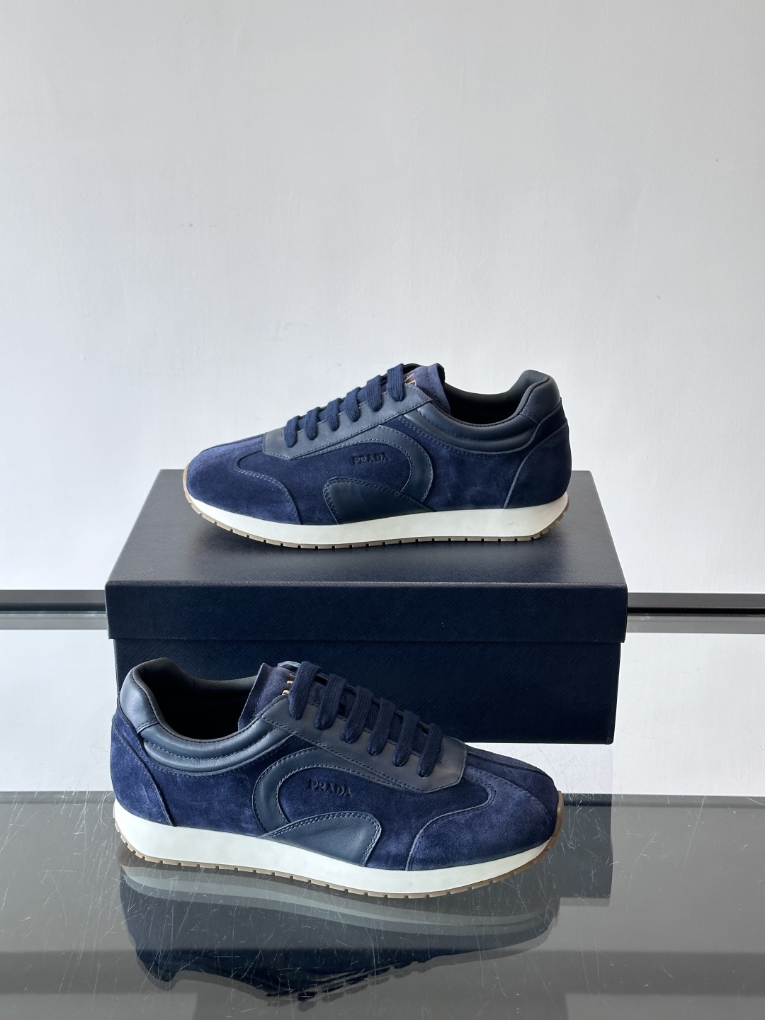 👟Prada这款拼接运动鞋，采用麂皮➕牛革，简约又有质感。侧面Logo超有辨识度✨，厚底橡胶鞋底，穿着舒