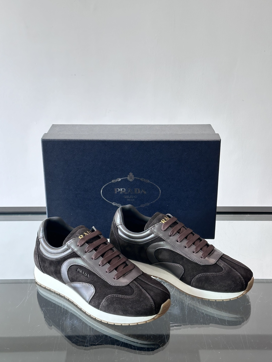 👟Prada这款拼接运动鞋，采用麂皮➕牛革，简约又有质感。侧面Logo超有辨识度✨，厚底橡胶鞋底，穿着舒