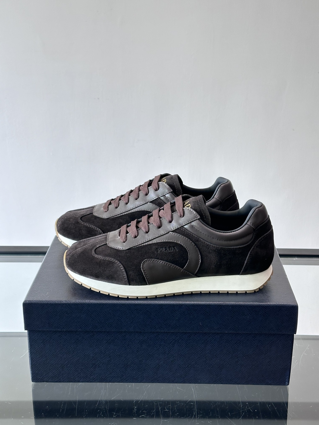 👟Prada这款拼接运动鞋，采用麂皮➕牛革，简约又有质感。侧面Logo超有辨识度✨，厚底橡胶鞋底，穿着舒
