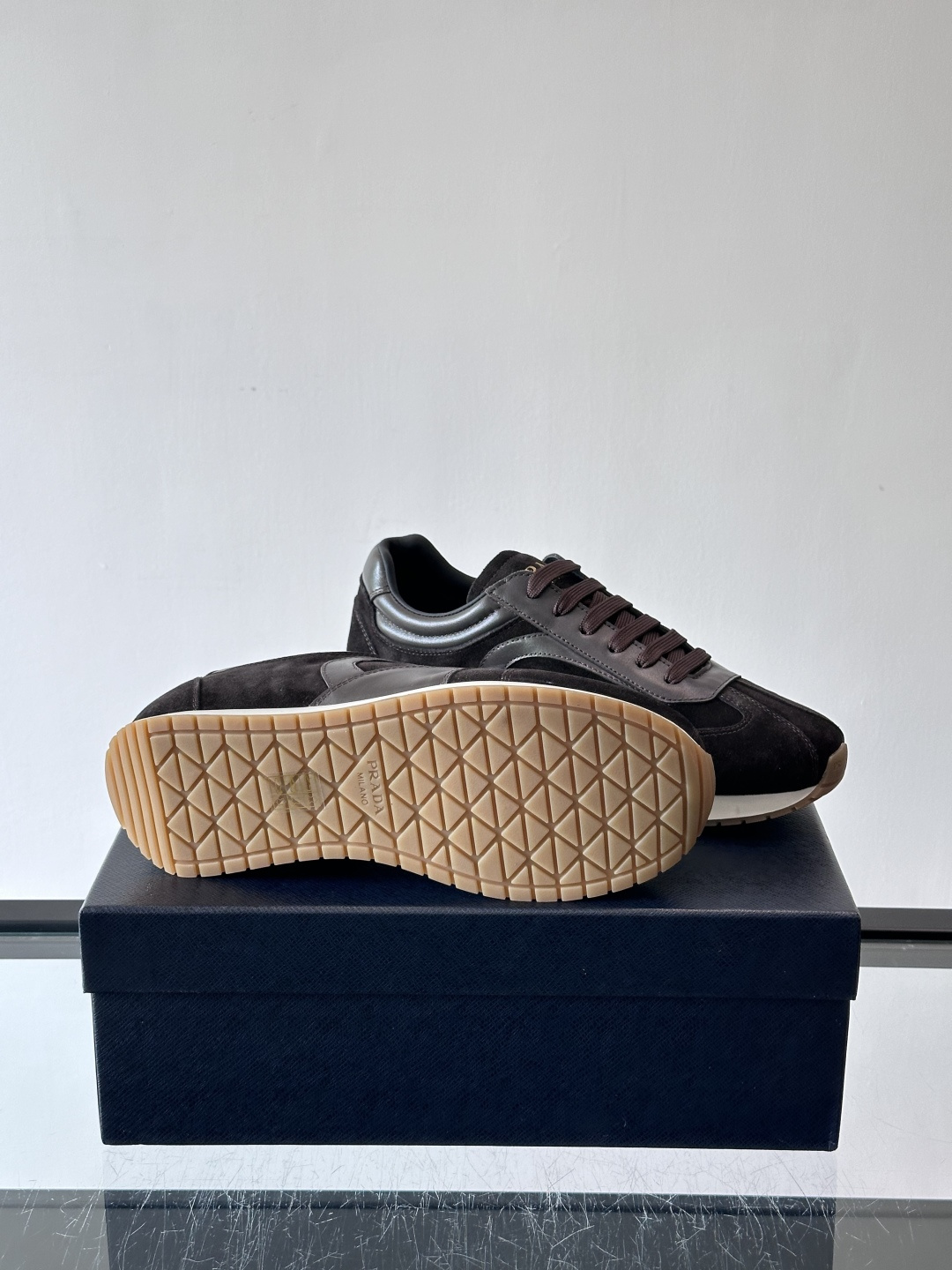 👟Prada这款拼接运动鞋，采用麂皮➕牛革，简约又有质感。侧面Logo超有辨识度✨，厚底橡胶鞋底，穿着舒