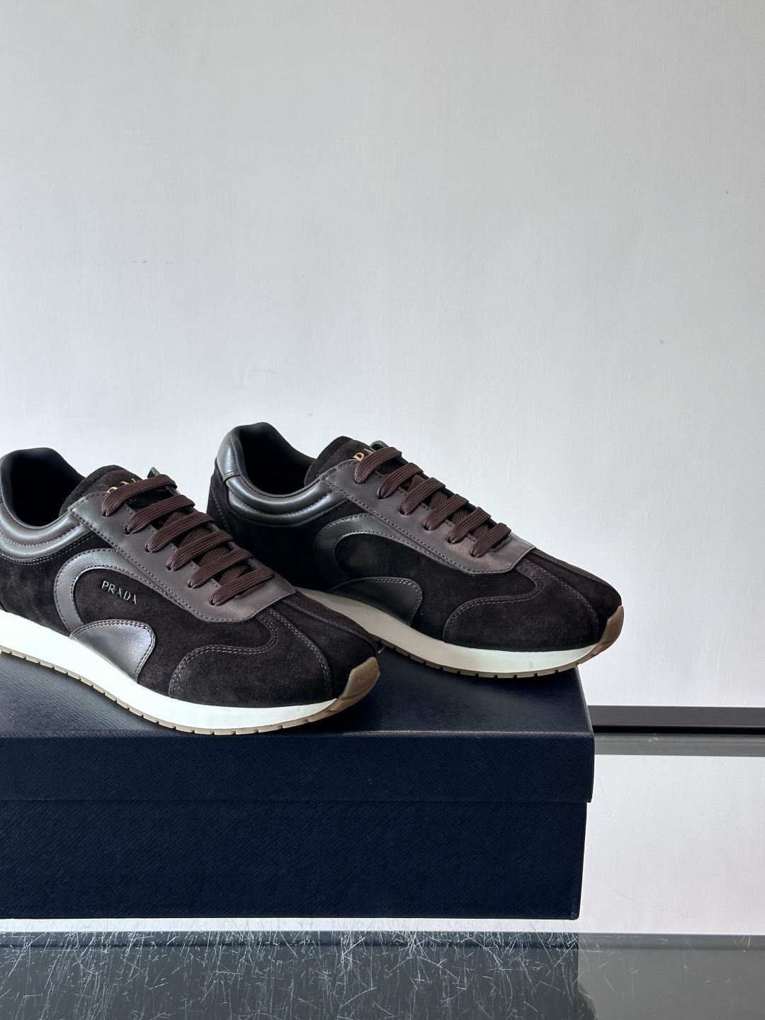 👟Prada这款拼接运动鞋，采用麂皮➕牛革，简约又有质感。侧面Logo超有辨识度✨，厚底橡胶鞋底，穿着舒