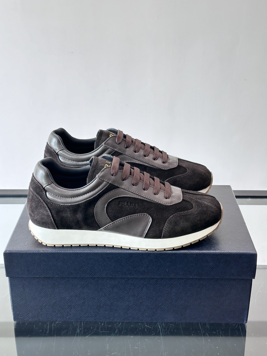 👟Prada这款拼接运动鞋，采用麂皮➕牛革，简约又有质感。侧面Logo超有辨识度✨，厚底橡胶鞋底，穿着舒