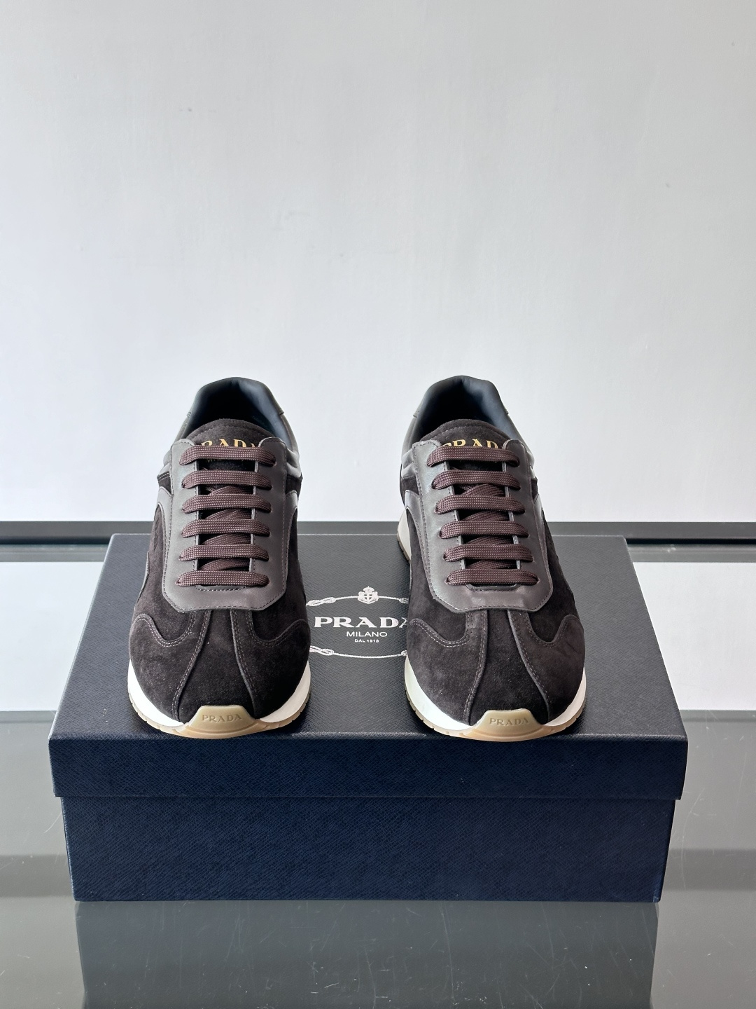 👟Prada这款拼接运动鞋，采用麂皮➕牛革，简约又有质感。侧面Logo超有辨识度✨，厚底橡胶鞋底，穿着舒