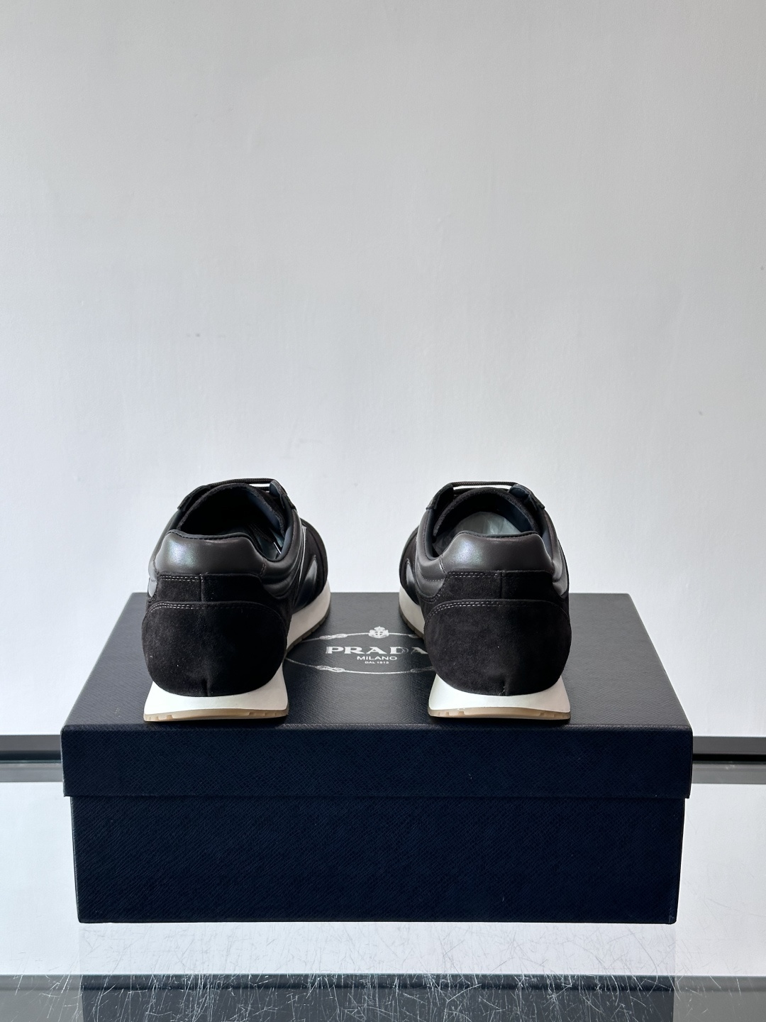 👟Prada这款拼接运动鞋，采用麂皮➕牛革，简约又有质感。侧面Logo超有辨识度✨，厚底橡胶鞋底，穿着舒