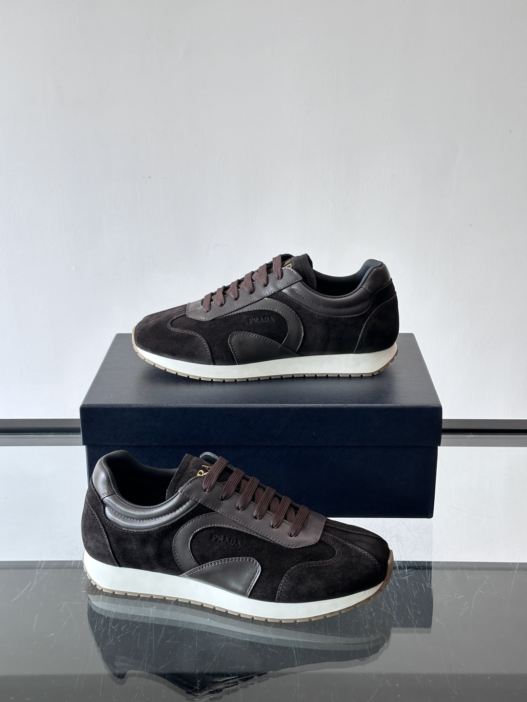 👟Prada这款拼接运动鞋，采用麂皮➕牛革，简约又有质感。侧面Logo超有辨识度✨，厚底橡胶鞋底，穿着舒