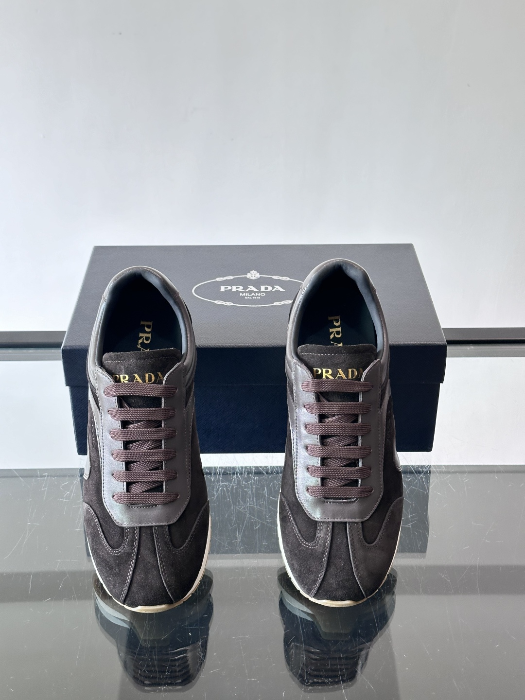 👟Prada这款拼接运动鞋，采用麂皮➕牛革，简约又有质感。侧面Logo超有辨识度✨，厚底橡胶鞋底，穿着舒