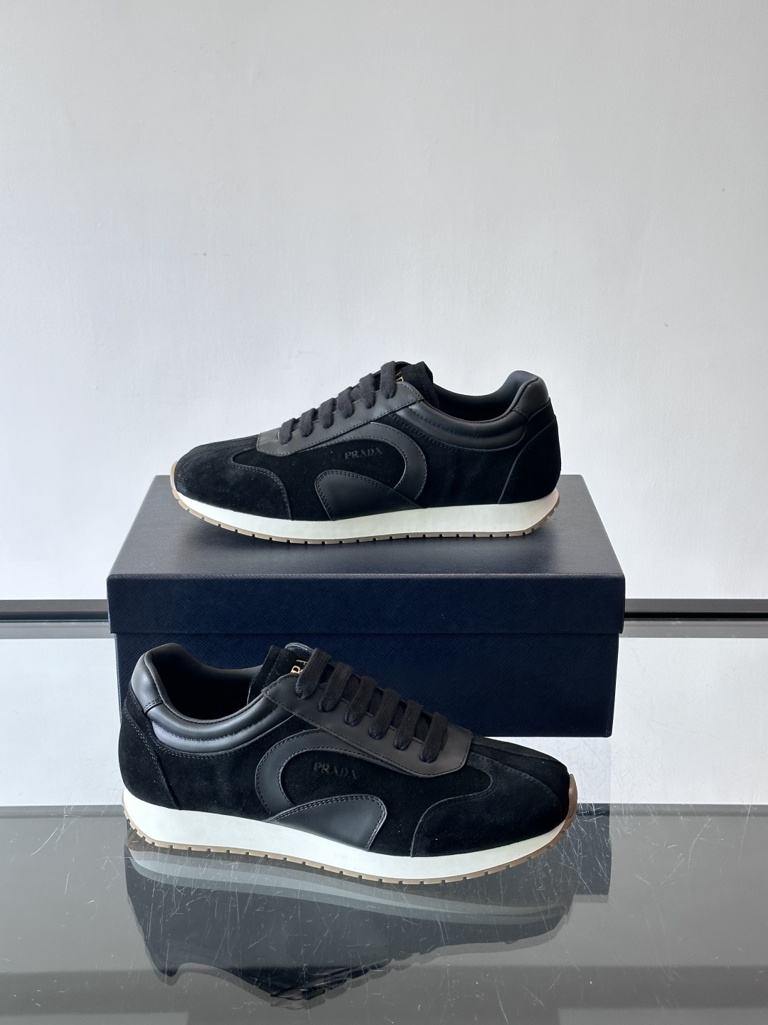 👟Prada这款拼接运动鞋，采用麂皮➕牛革，简约又有质感。侧面Logo超有辨识度✨，厚底橡胶鞋底，穿着舒